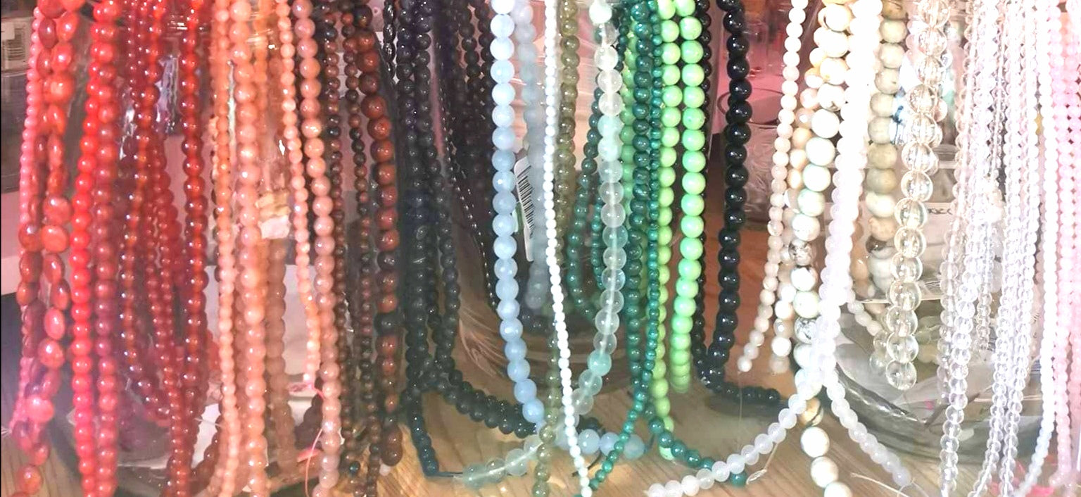 Edelsteine Heilsteine Mallorca Can Picafort Karma Schmuck Armbänder Reiki Yoga samaki