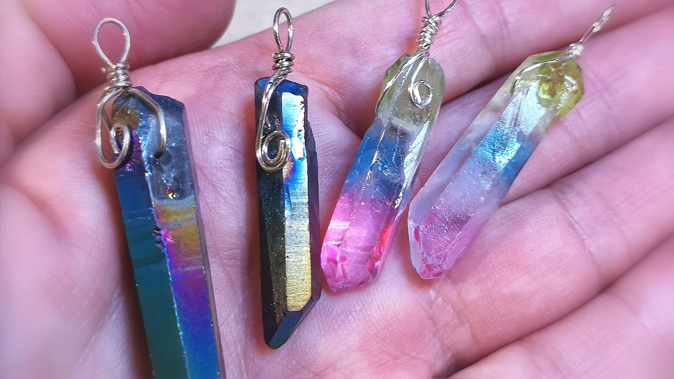 Aqua Aura Kristalle Edelsteine Heilsteine bunt Bergkristalle samaki mallorca