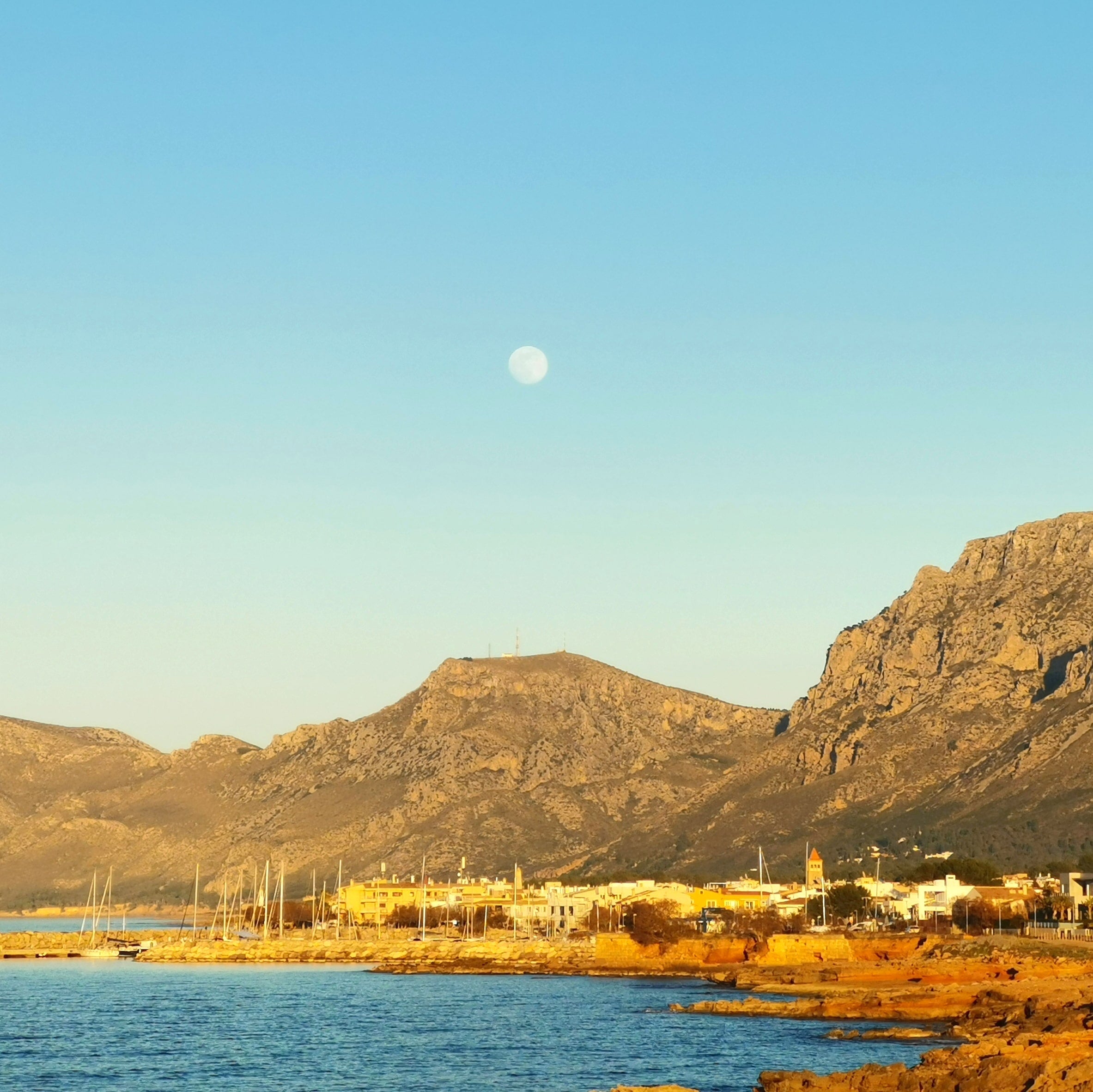 fast Vollmond über der Bucht von Alcudia