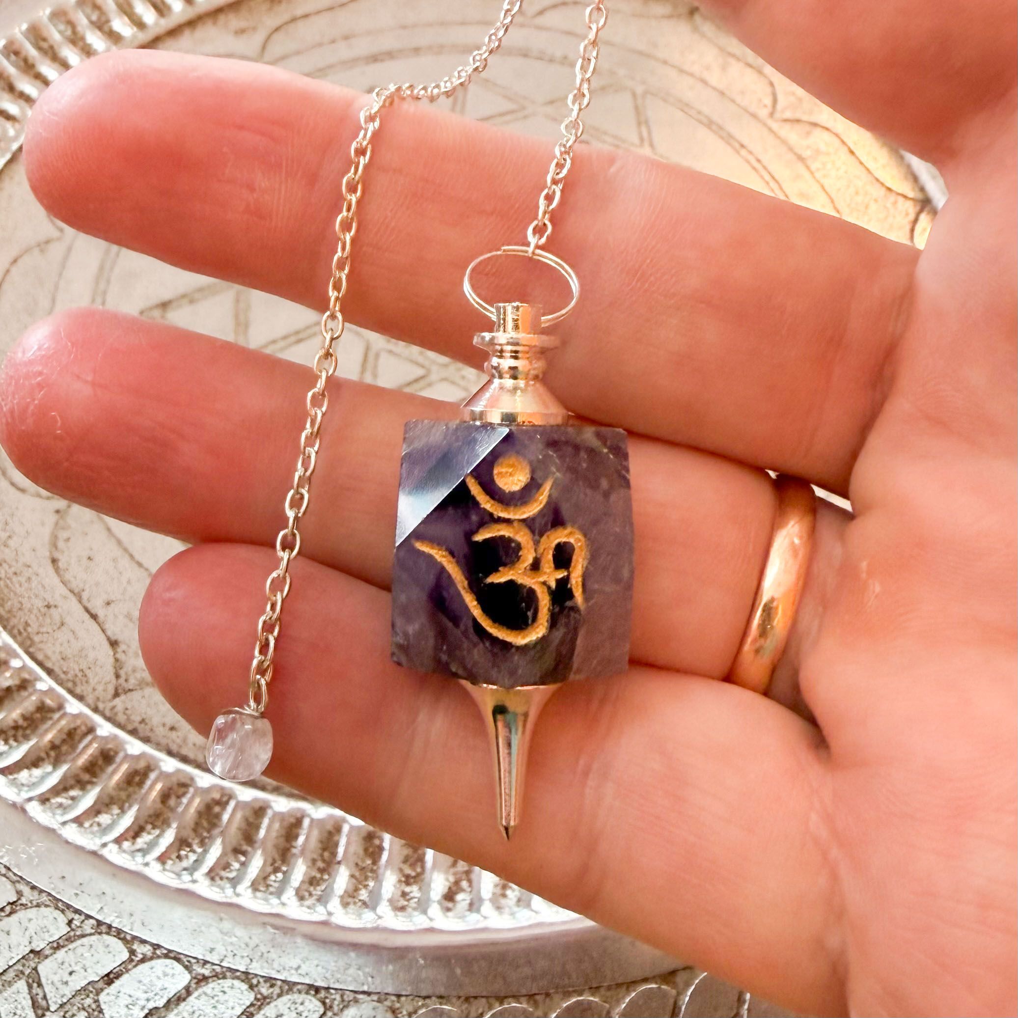 Amethyst Pendel mit OM Symbol – spirituelles Edelsteinpendel für Meditation & Reiki