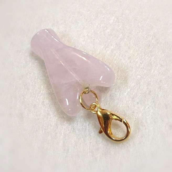 Rosenquarz Engel Anhänger & Charm – geweiht für Liebe, Trost & Herzöffnung