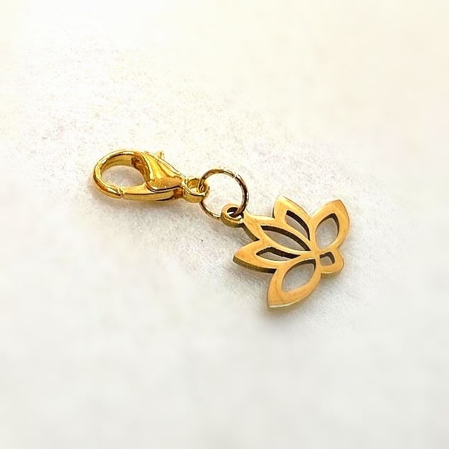 Lotus Charm Anhänger – Gold Edelstahl · geweiht für Reinheit, Neubeginn & innere Ruhe