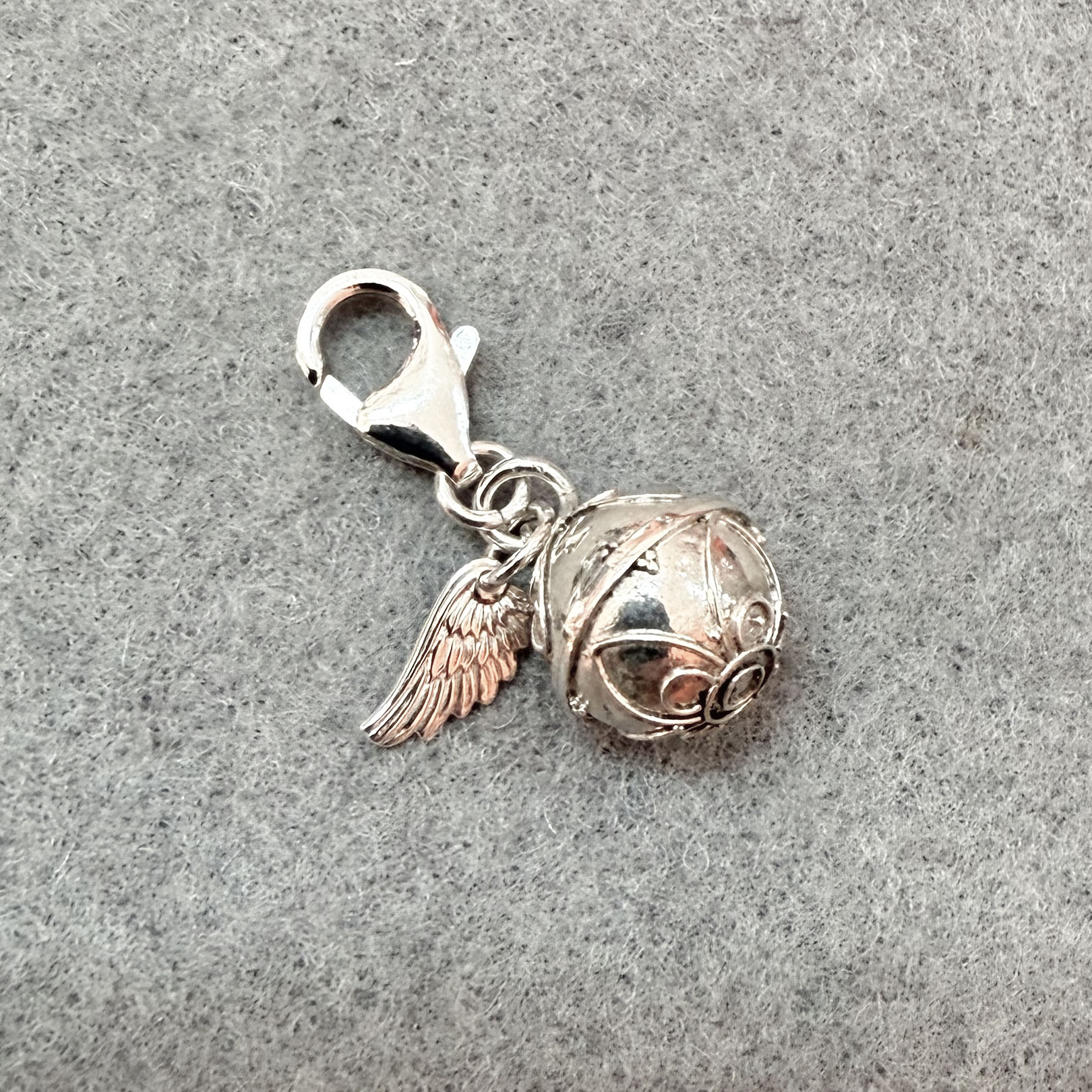 Engelsrufer Engelsflügel Charm Anhänger – geweiht für Vertrauen, Schutz & Liebe