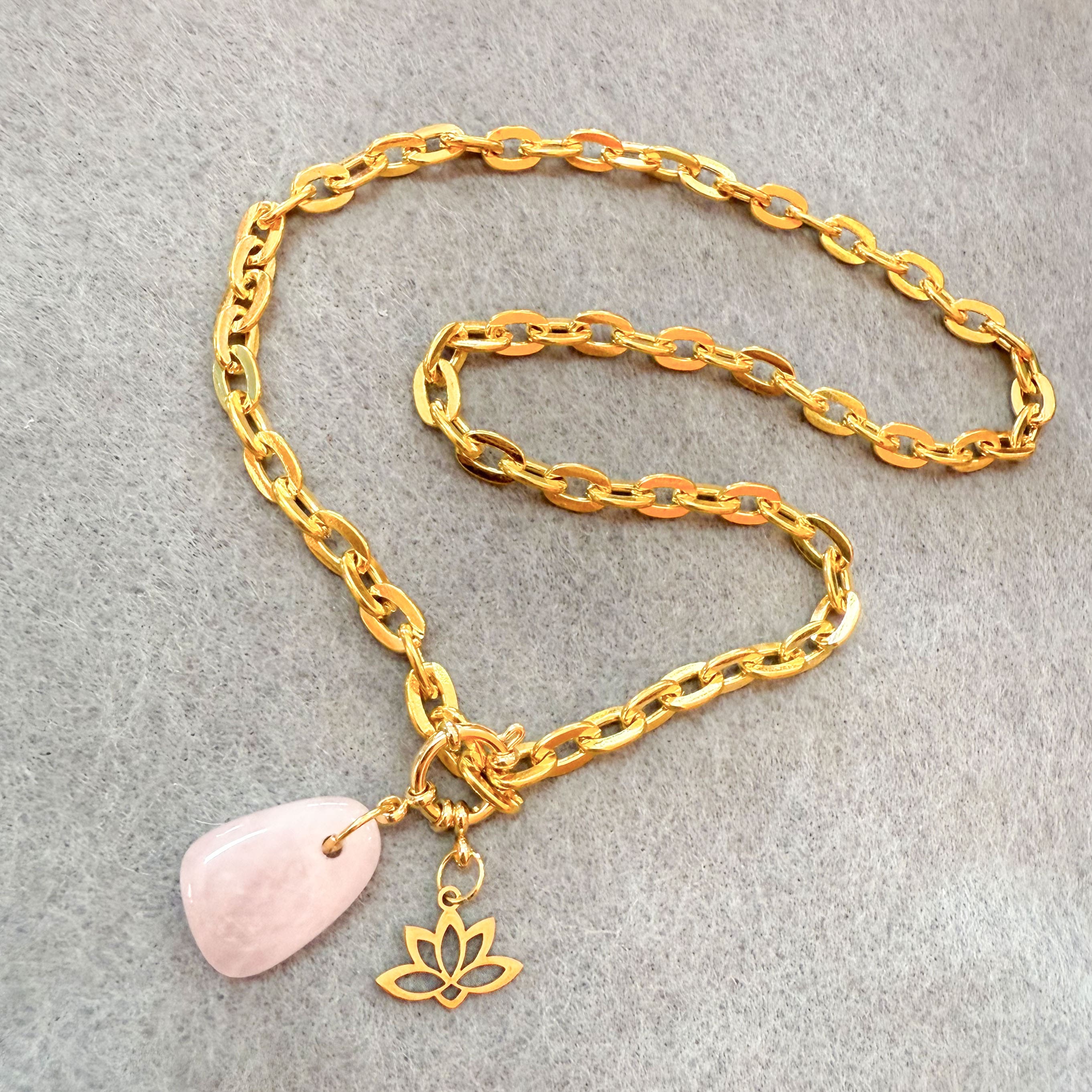 Collar de loto con piedra preciosa de cuarzo rosa: bohemio, de acero inoxidable, consagrado a la armonía.