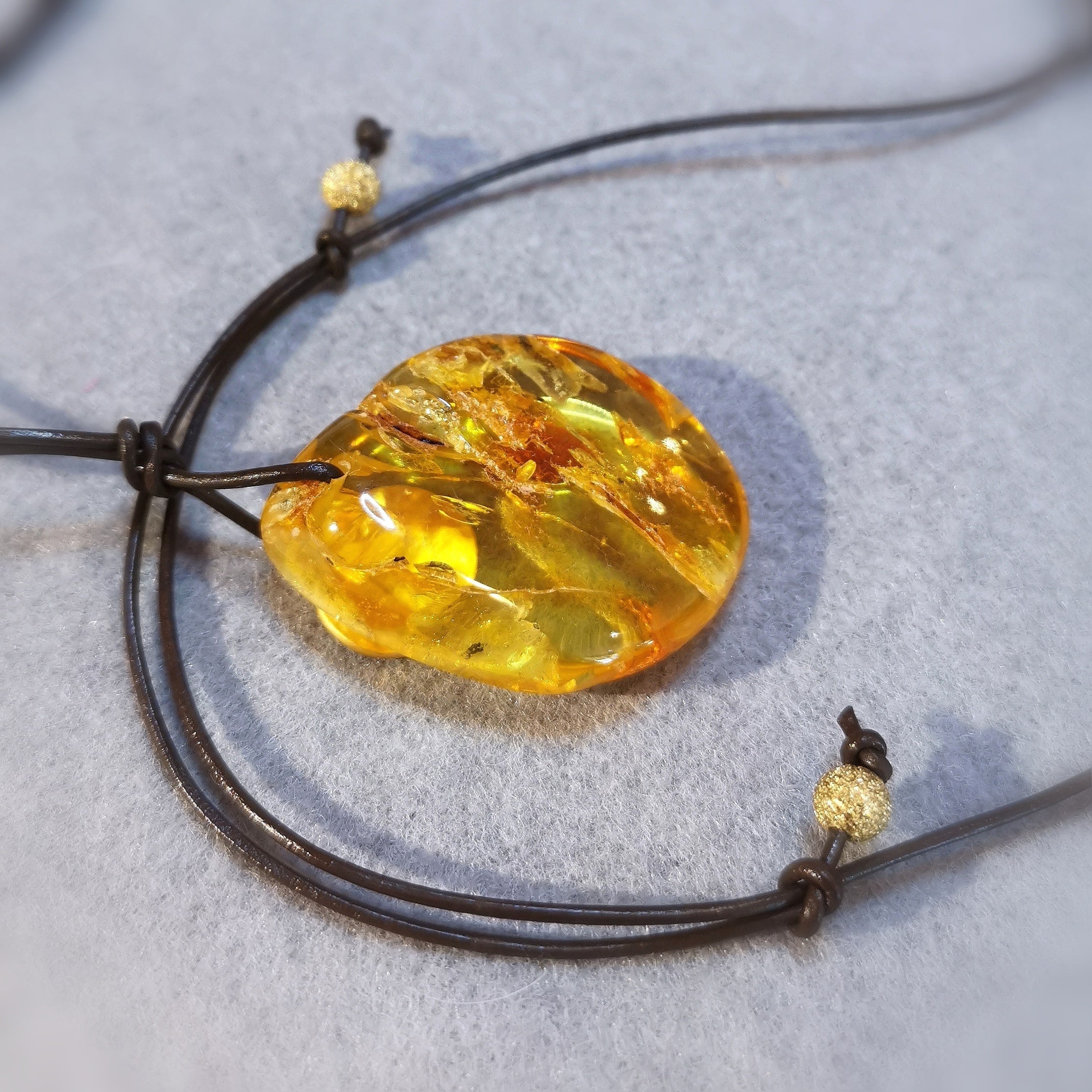 Bernstein Sonnenstein Nugget Heilstein, Leder Kette mit Inka Sonne, vergoldet, Karma Solarplexus Chakra Talisman, Innere Kraft