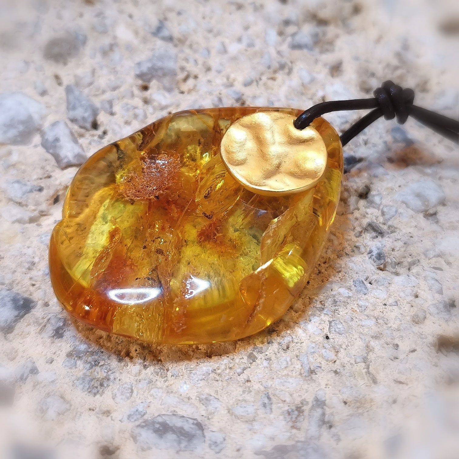 Bernstein Sonnenstein Nugget Heilstein, Leder Kette mit Inka Sonne, vergoldet, Karma Solarplexus Chakra Talisman, Innere Kraft