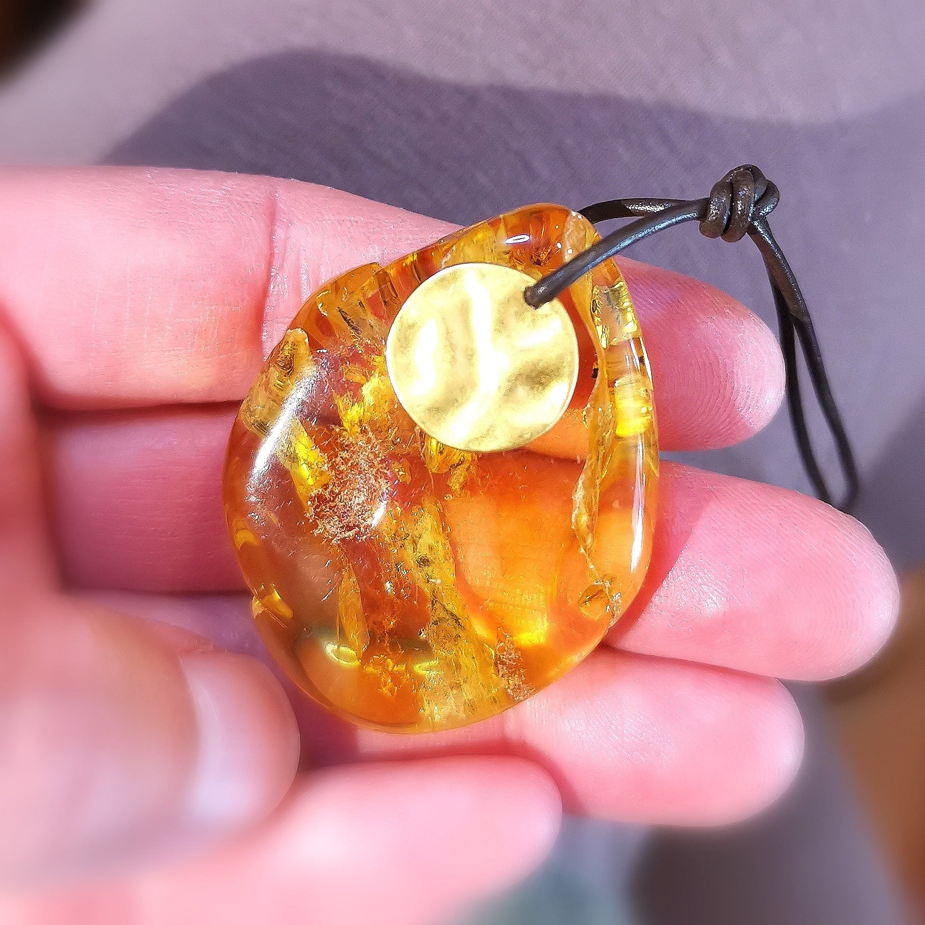 Bernstein Sonnenstein Nugget Heilstein, Leder Kette mit Inka Sonne, vergoldet, Karma Solarplexus Chakra Talisman, Innere Kraft