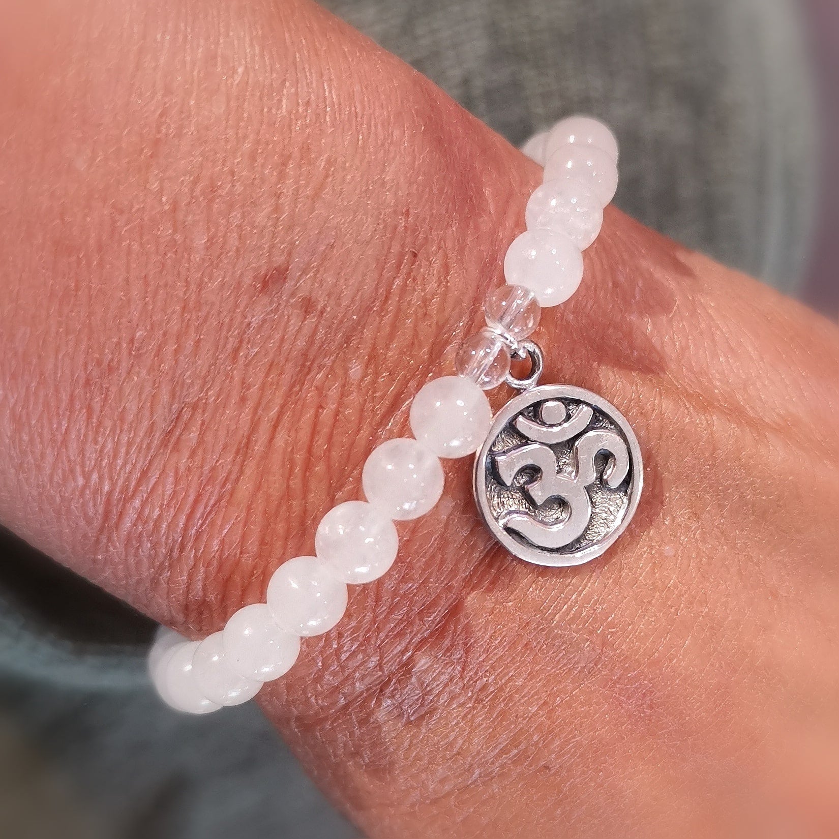 geweihtes Jade OM Edelstein Karma Reiki Armband, weiße Heilsteine - Aura Klarheit und Chakra Kraft