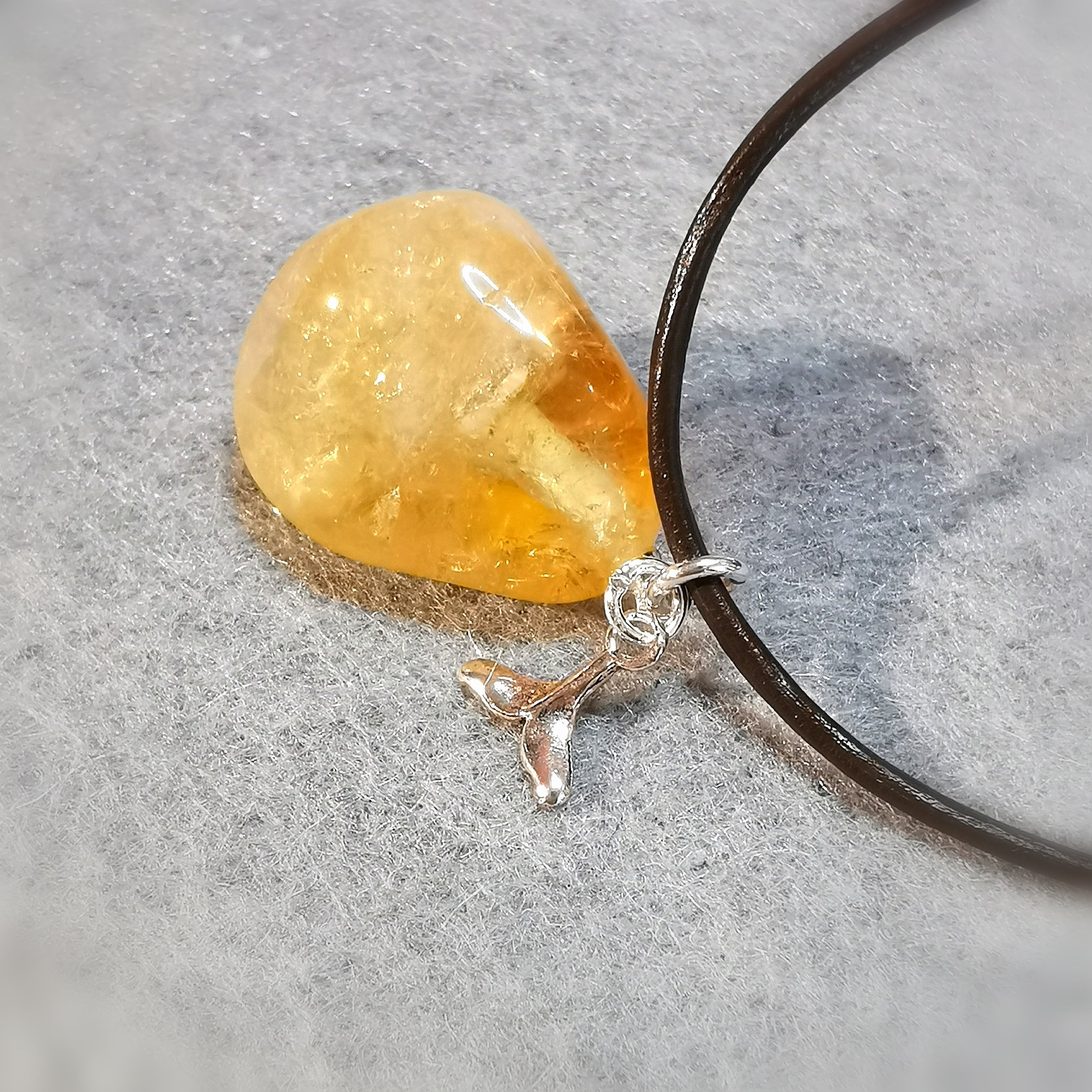 Citrin Edelstein Walflosse Leder Karma Kette, Krafttier Charm, Solarplexus Chakra, geweiht - Vertrauen und Inneres Wissen