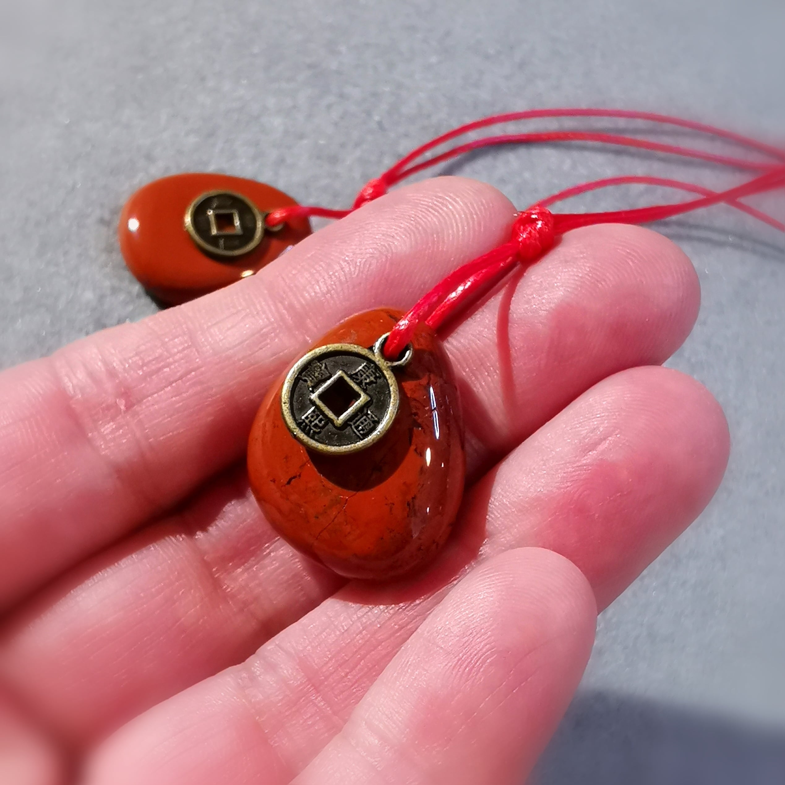 roter Jaspis Edelstein Glücksmünze Karma Kette, geweiht - Liebe und Glück