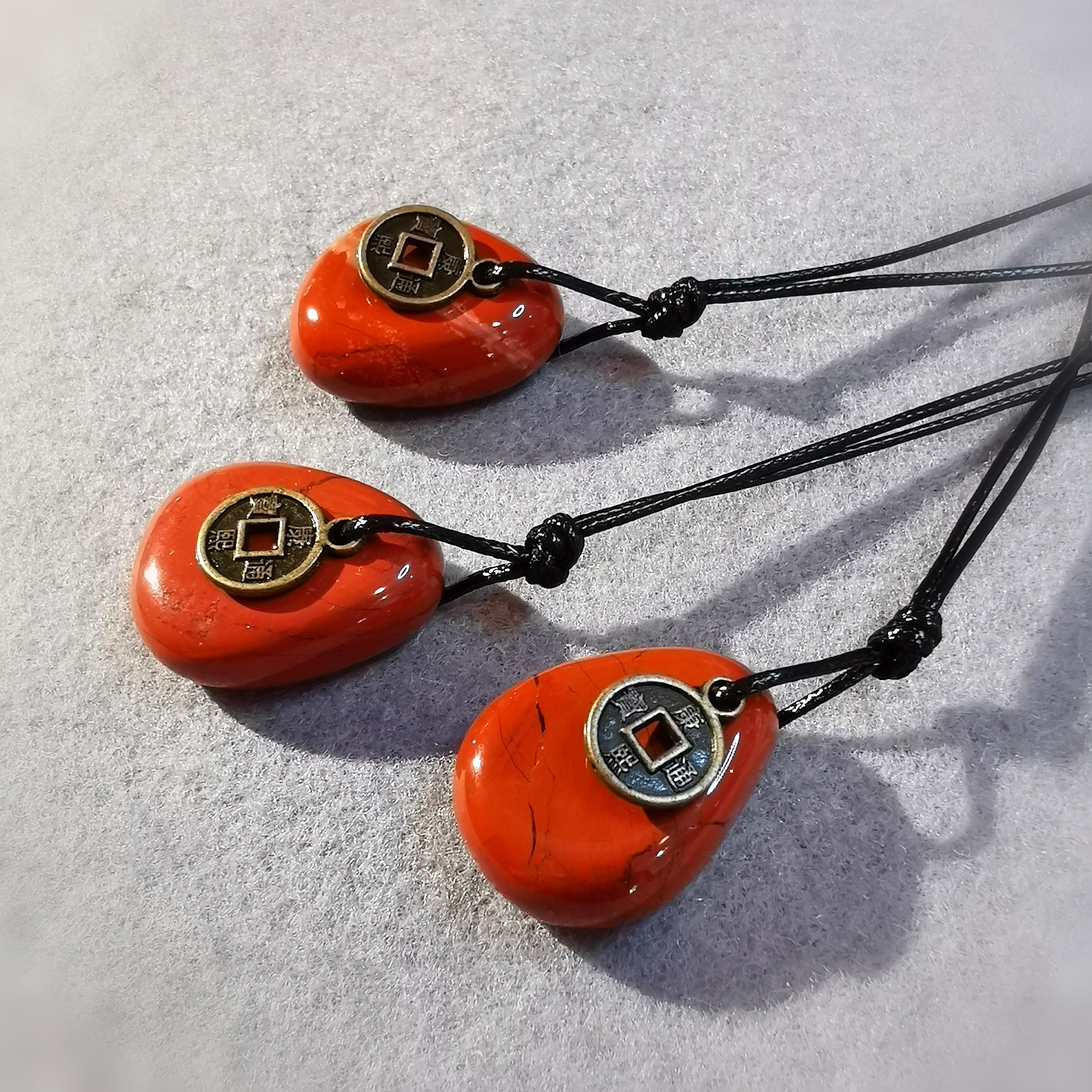 roter Jaspis Edelstein Glücksmünze Karma Kette, geweiht, Harmonie
