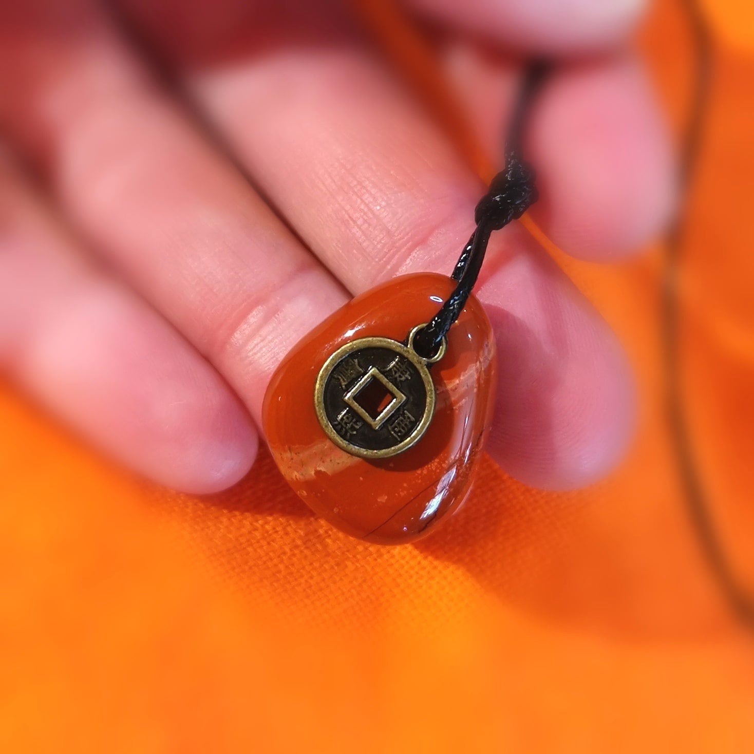 roter Jaspis Edelstein Glücksmünze Karma Kette, geweiht, Harmonie