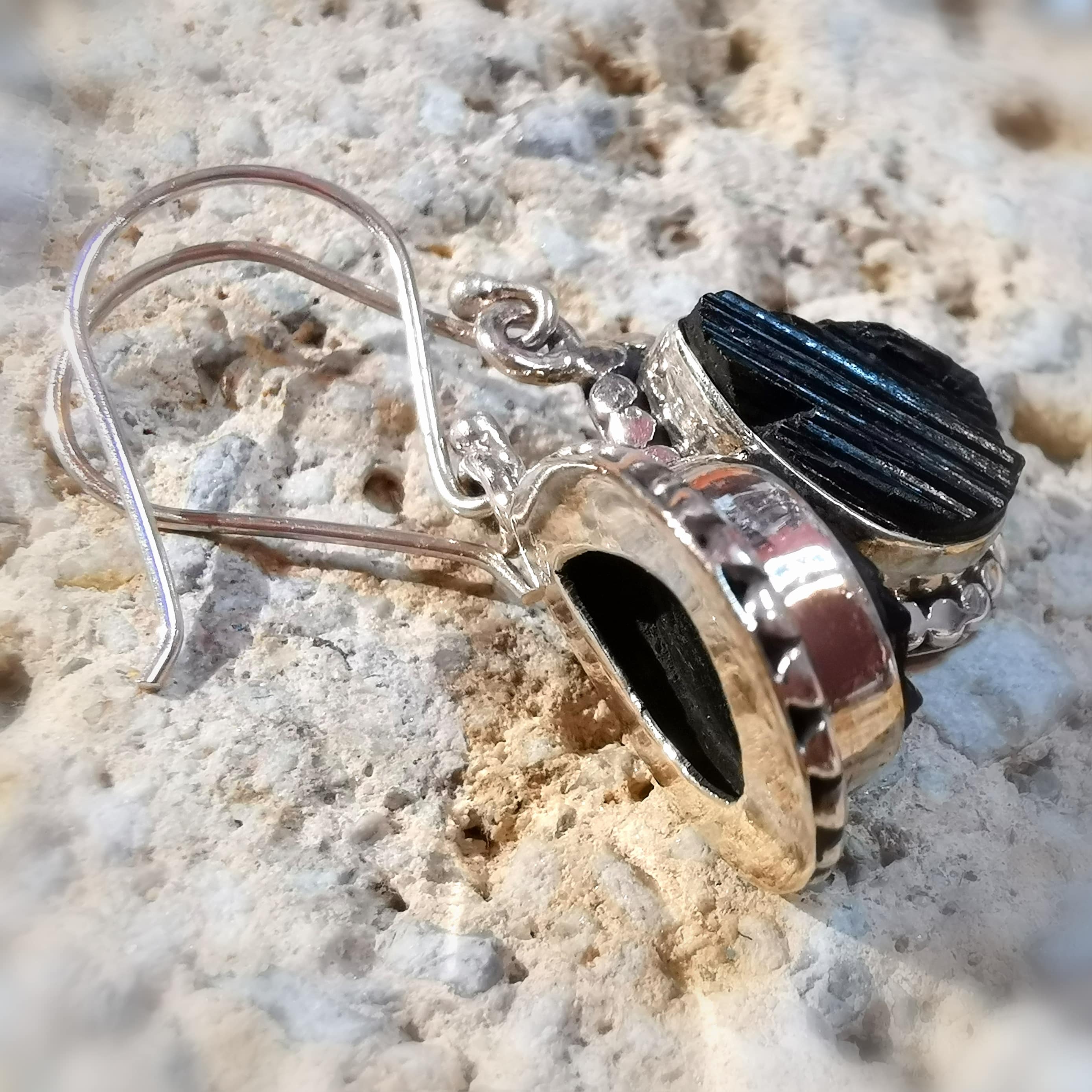 Turmalin Rohstein Tropfen Heilstein Ohrringe Ohrhänger, geweiht, Karma Edelsteine in Sterlingsilber