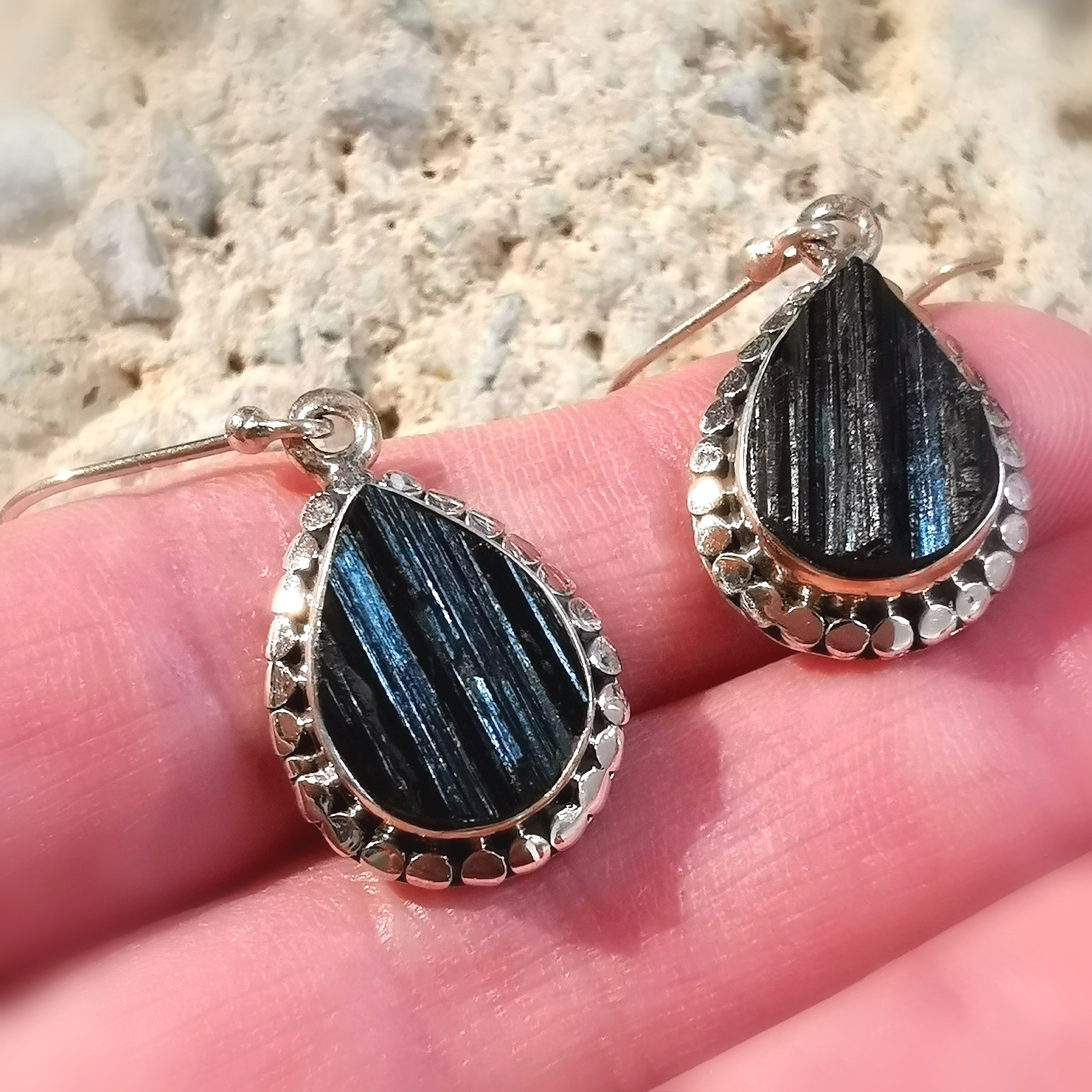 Turmalin Rohstein Tropfen Heilstein Ohrringe Ohrhänger, geweiht, Karma Edelsteine in Sterlingsilber