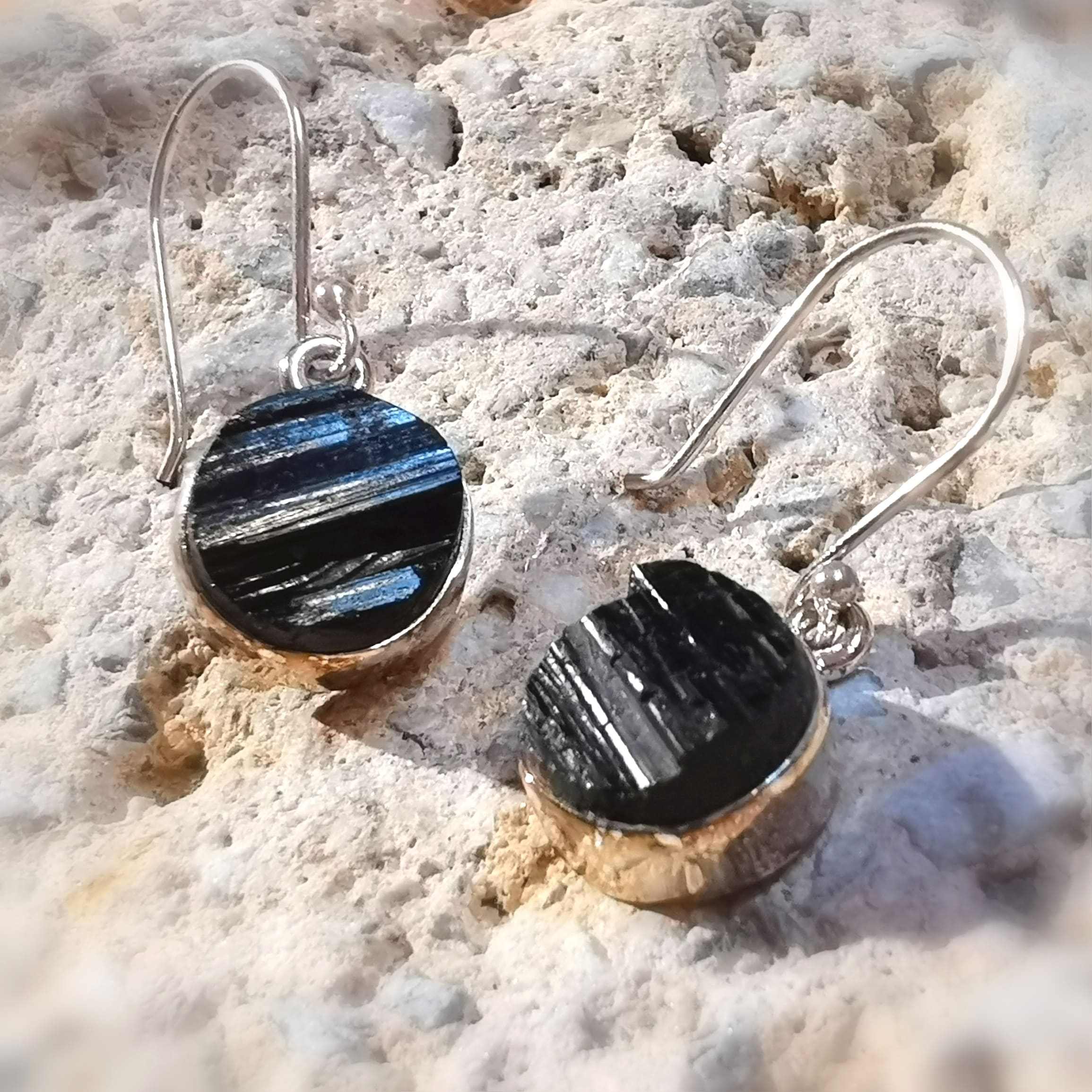 Turmalin Rohstein Heilstein Ohrringe Ohrhänger, natur schwarz, geweiht, Karma Edelsteine in Sterlingsilber, Aura Kraft