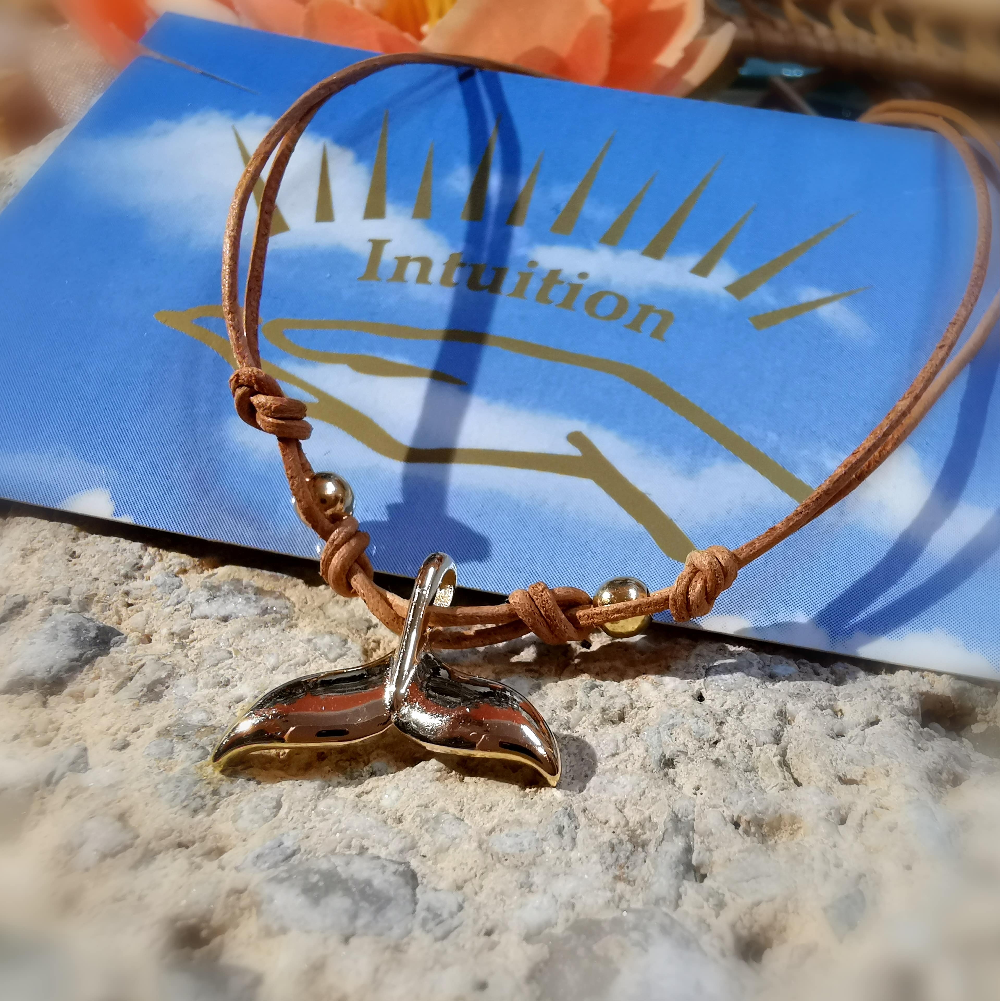 Walflosse Krafttier Leder Karma Armband, alle Grössen, Charm vergoldet, geweiht, Seelenführung
