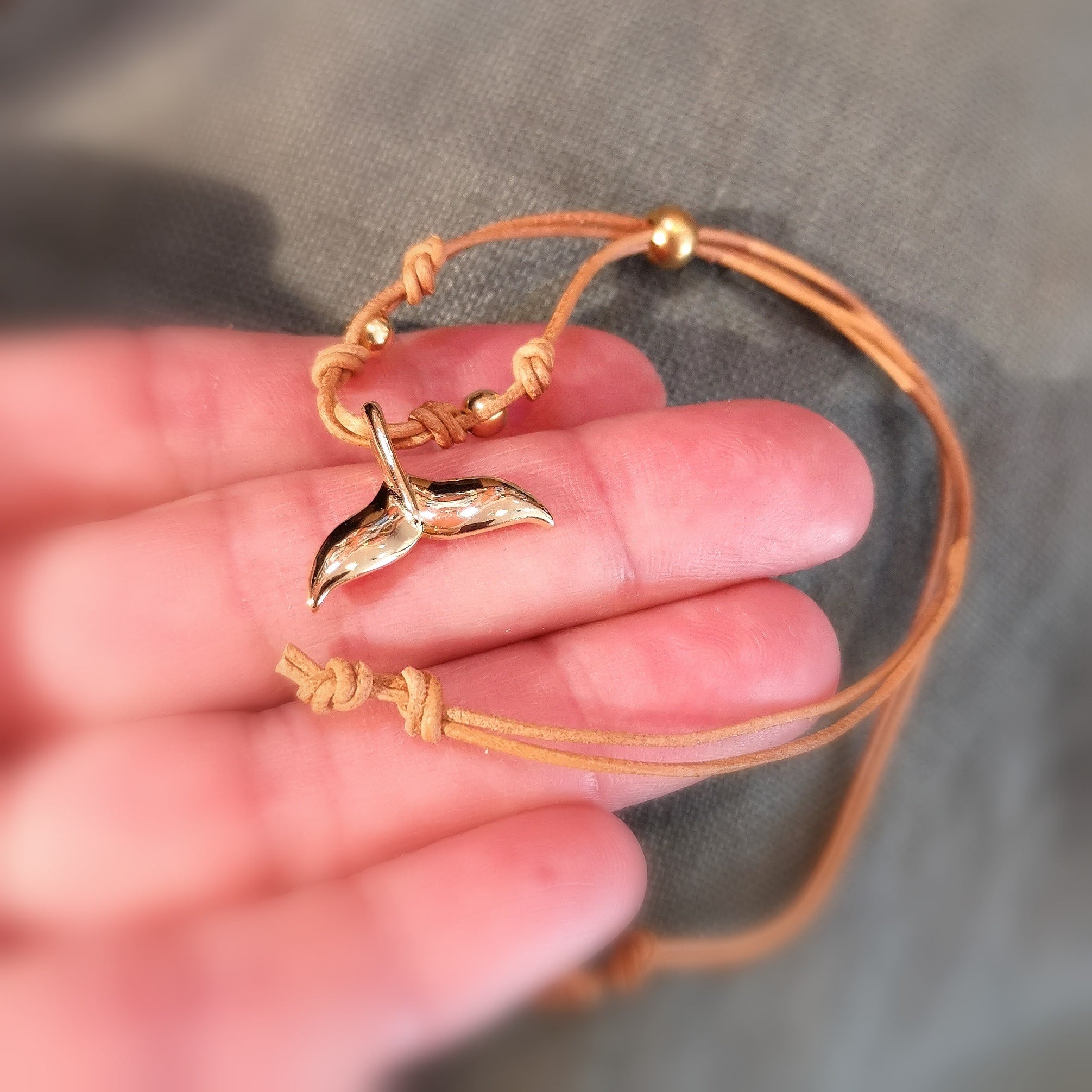 Walflosse Krafttier Leder Karma Armband, alle Grössen, Charm vergoldet, geweiht, Seelenführung