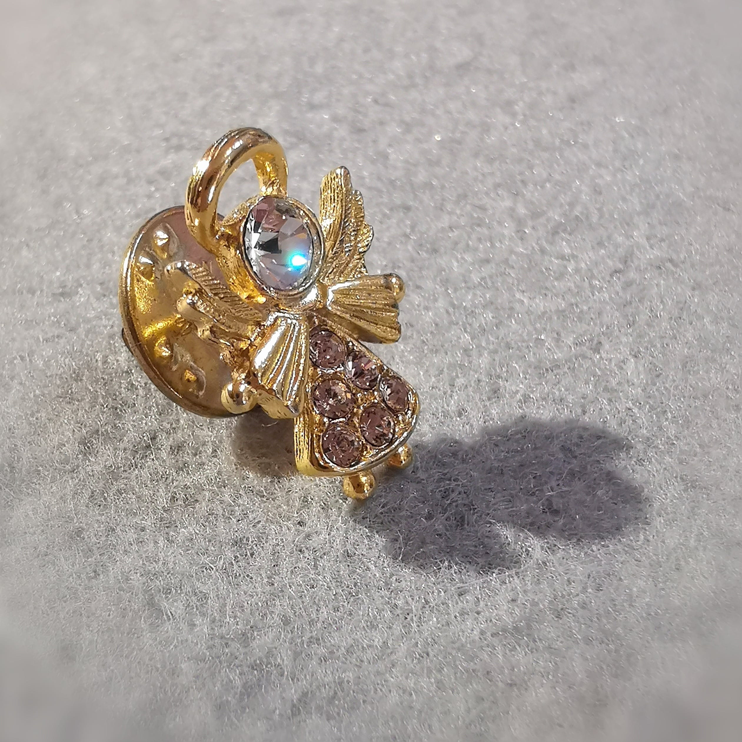 Engel Zirkon Pin Ansteck Schmuckstück, Karma Anstecker / Anstecknadel, geweiht, make a wish, wünsche dir ´was, Liebe Schutz Kraft