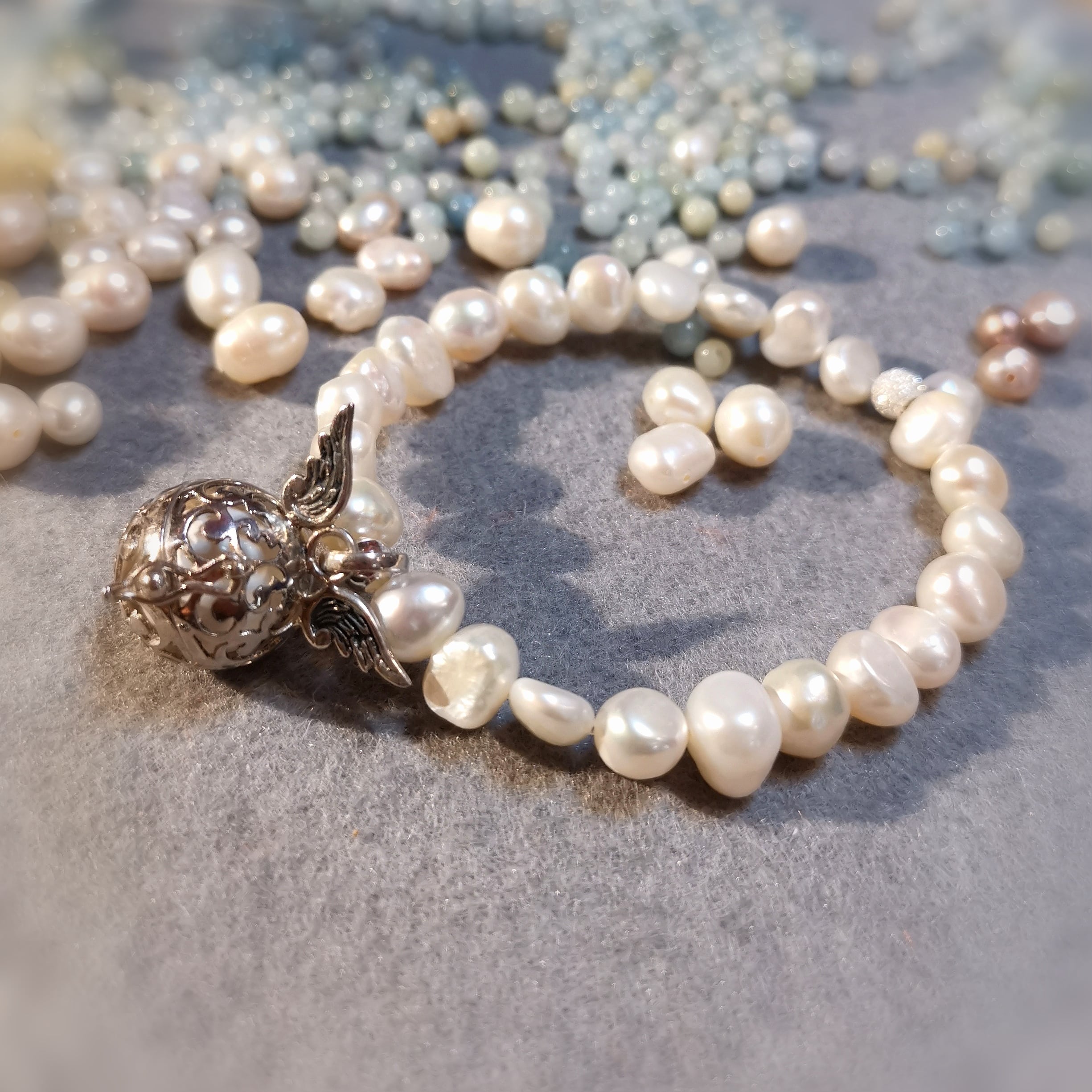 geweihtes Engelsrufer Perle Karma Armband weiß - Lebe Liebe Lache