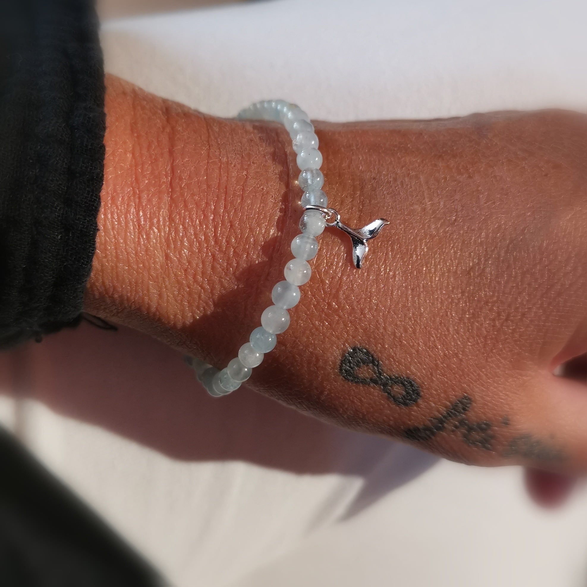 geweihtes Aquamarin Beryll Karma Edelstein Armband mit mini Walflosse, Krafttier Talisman, Heilsteine AA Qualität, tiefes Wissen