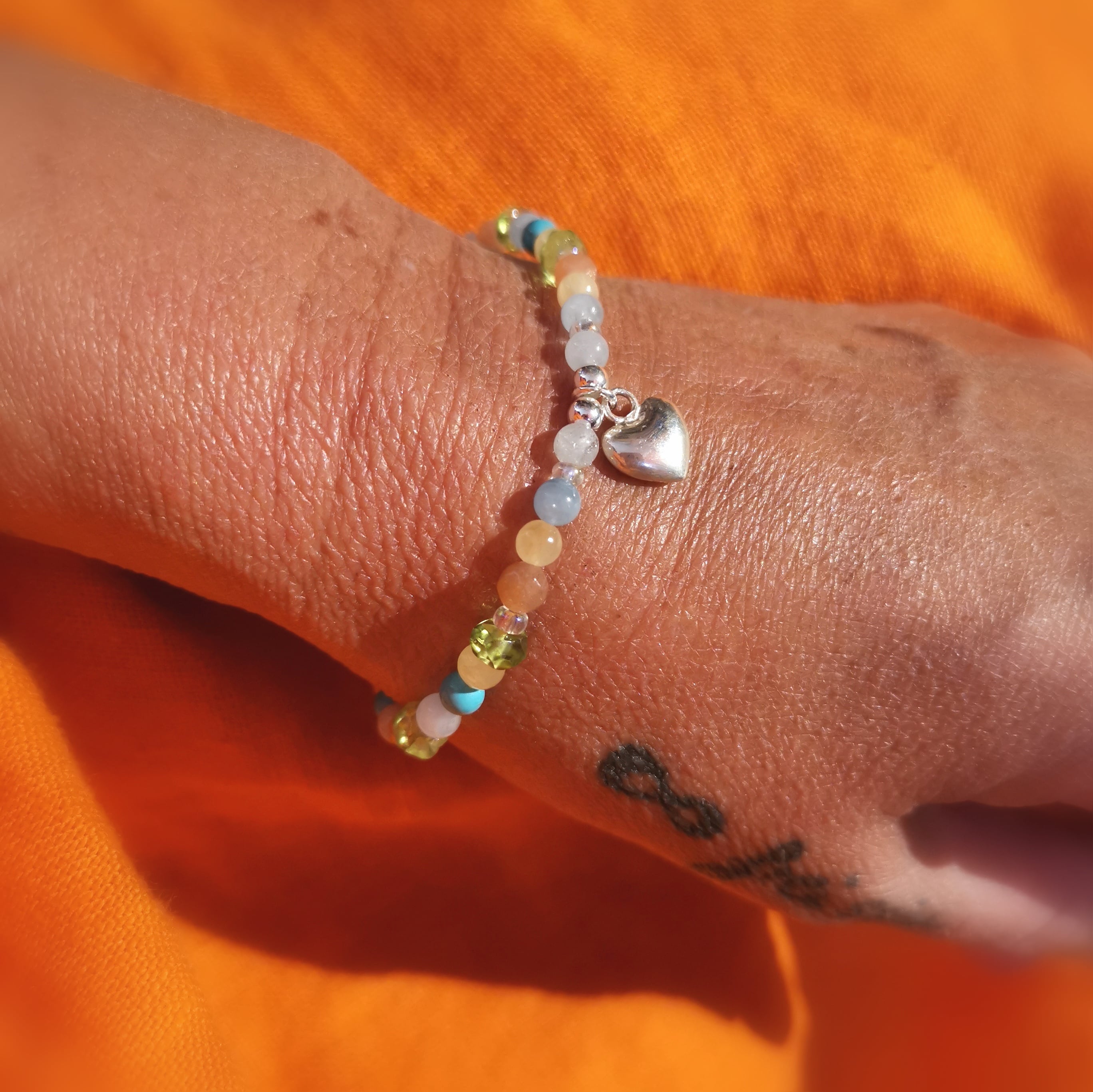 geweihtes Edelstein Mix Karma Armband, Glücksarmbändchen mit Olivin, Sonnenstein, Aquamarin, Orangencalcit, Tibet Türkis, Licht und Liebe