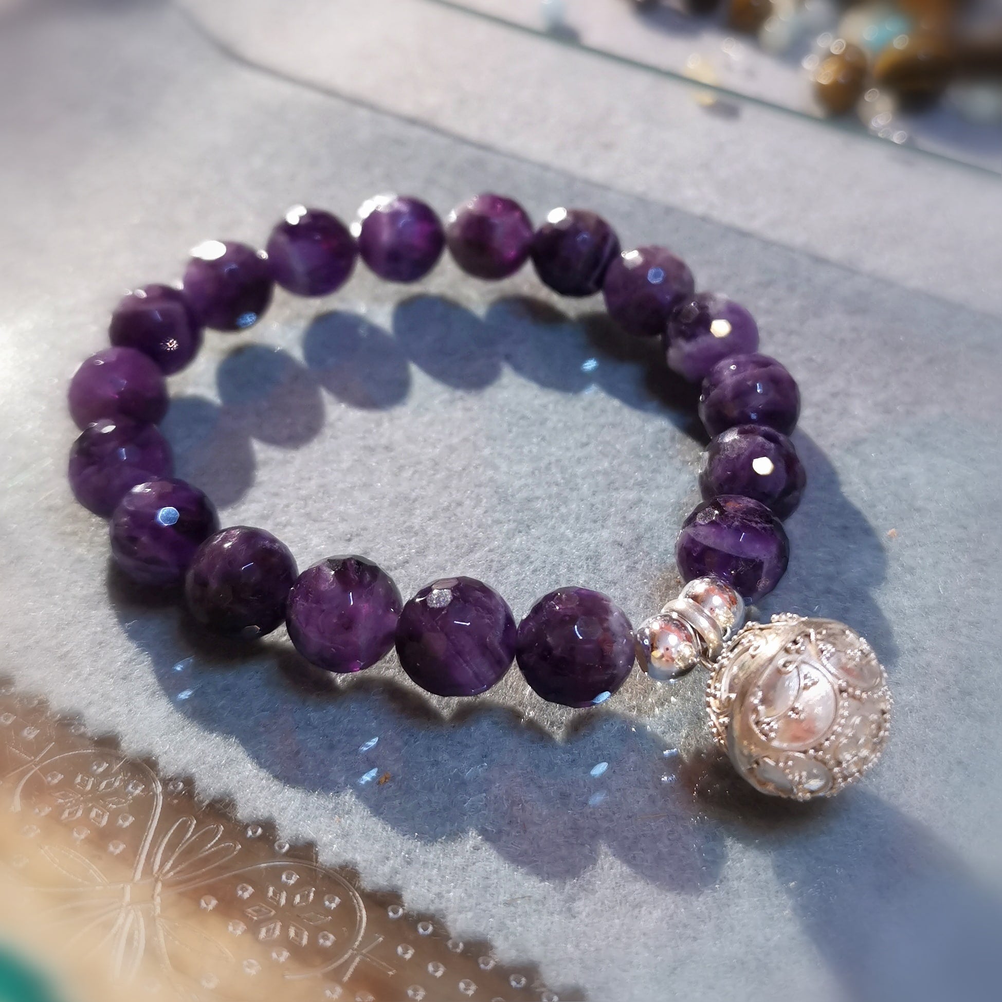 geweihtes Engelsrufer Amethyst Karma Edelstein Heilstein Armband, Klangkugel Boho Chakra Schmuck #vertrauensvoll