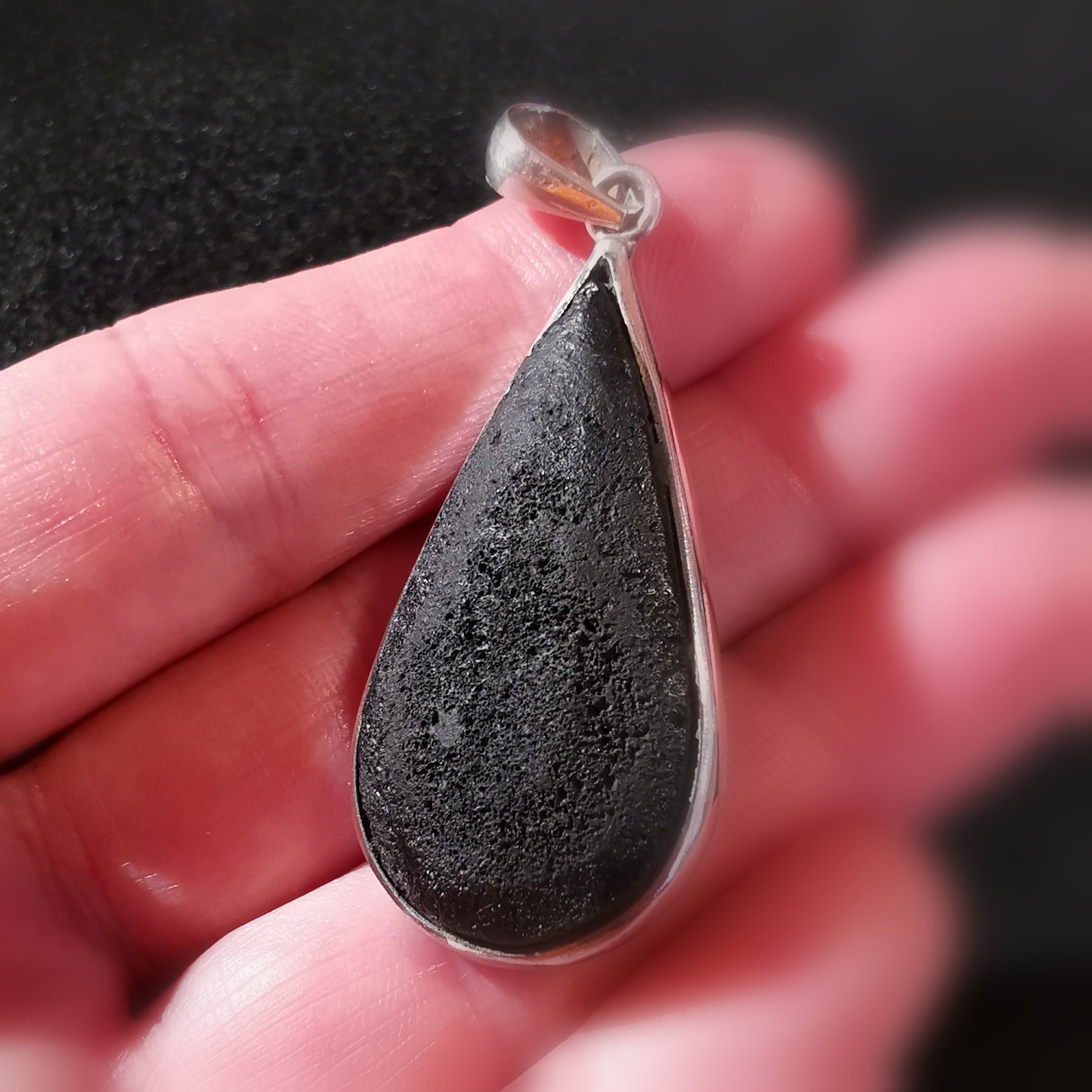 Lava Unikat Edelstein Tropfen Heilstein Anhänger Sterlingsilber, geweiht: Wurzelchakra Aura Kraft und Gelassenheit