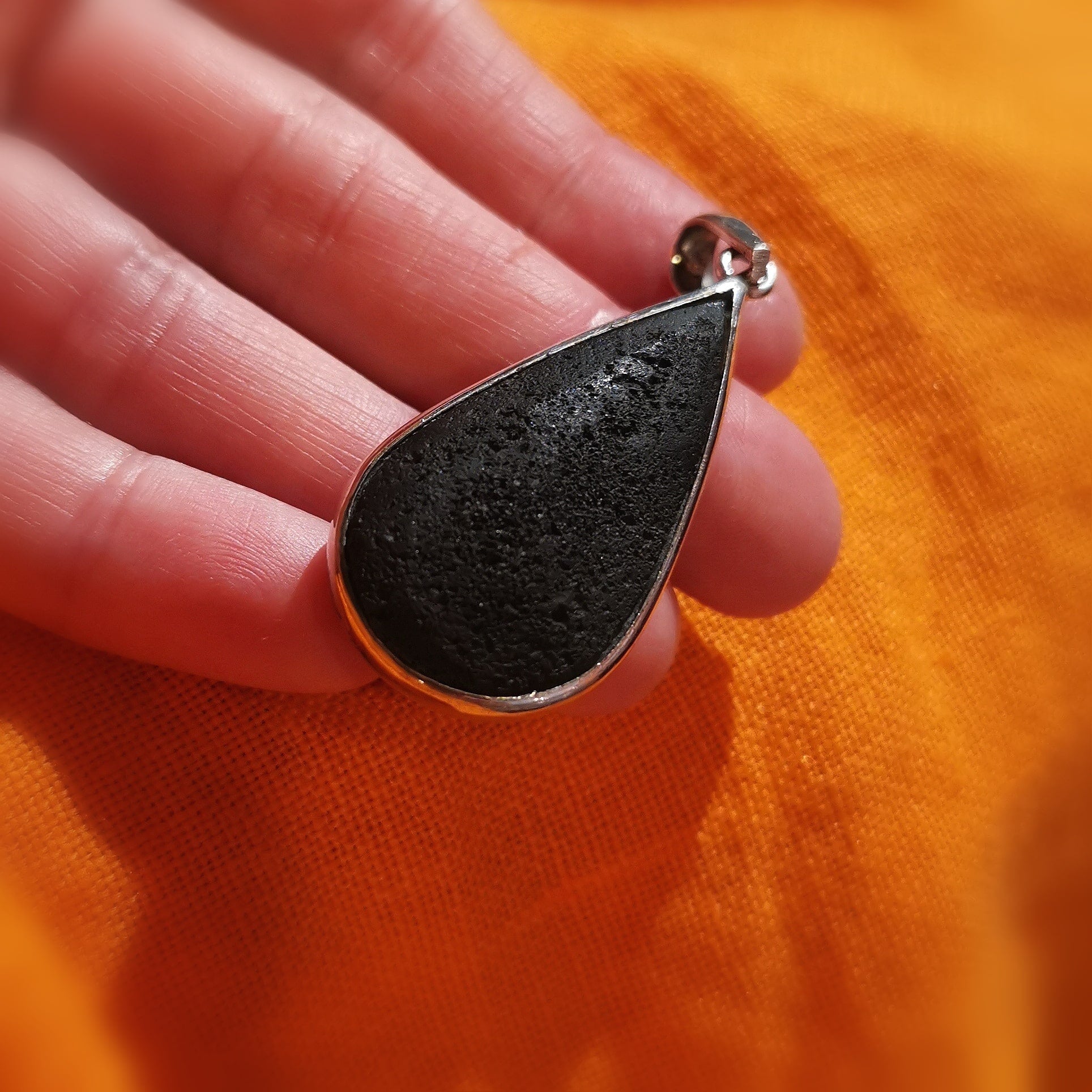 Lava Unikat Edelstein Tropfen Heilstein Anhänger Sterlingsilber, geweiht: Wurzelchakra Aura Kraft und Gelassenheit