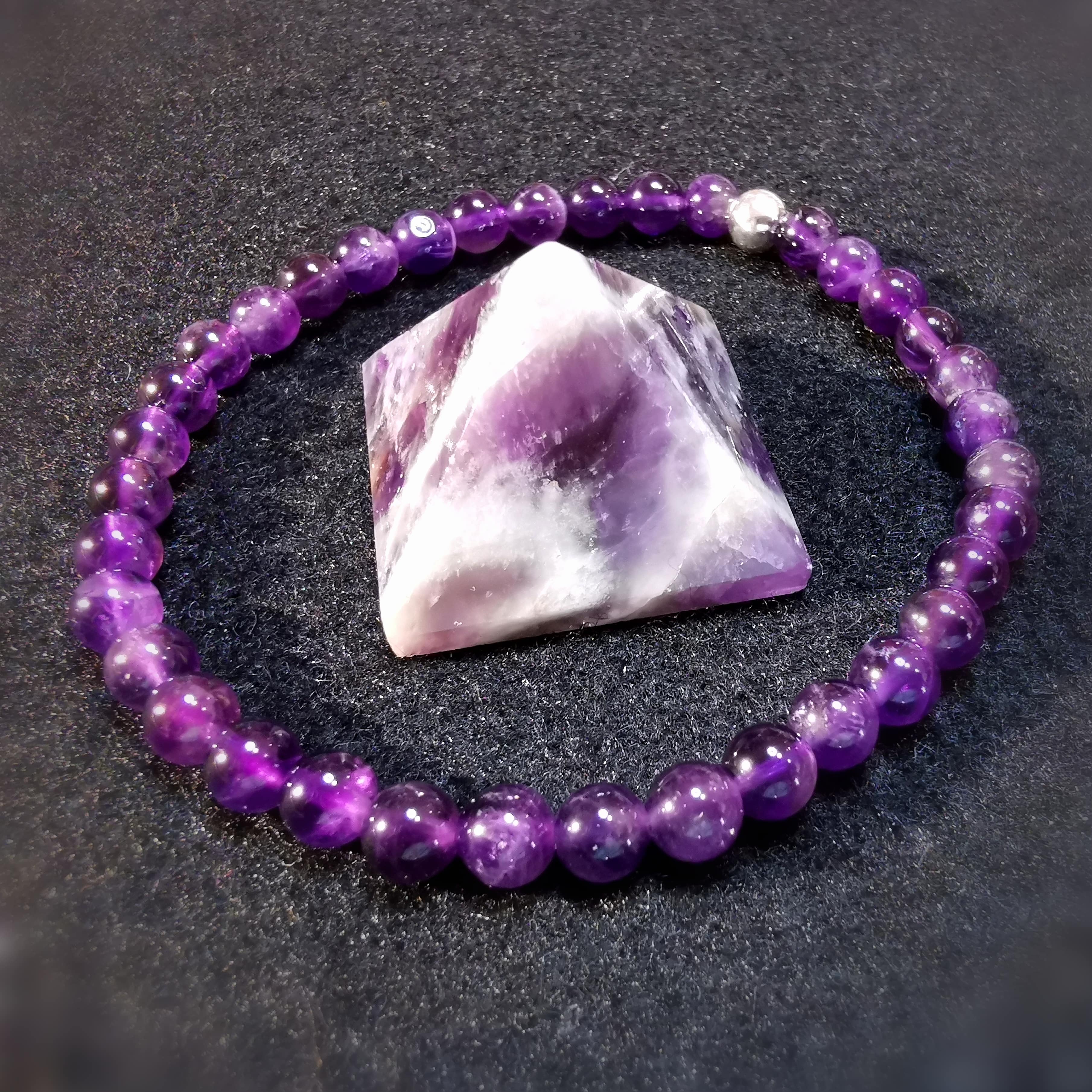 Unikat Amethyst Karma Armband, lichtvolle Edelsteine in AA Qualität, mit Heilstein Pyramide, Geschenkset geweiht
