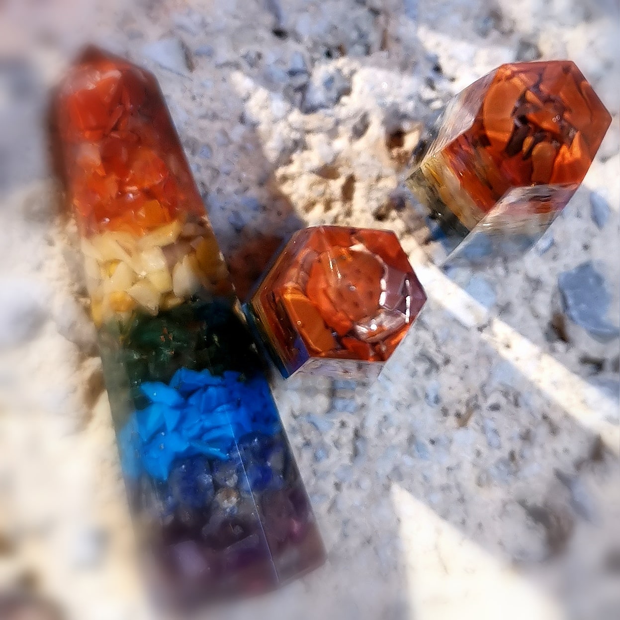 Chakra Generator Obelisk aus Orgonit, Edelsteine und Edelmetalle, bunt - neue Energie, aktiver Schutz