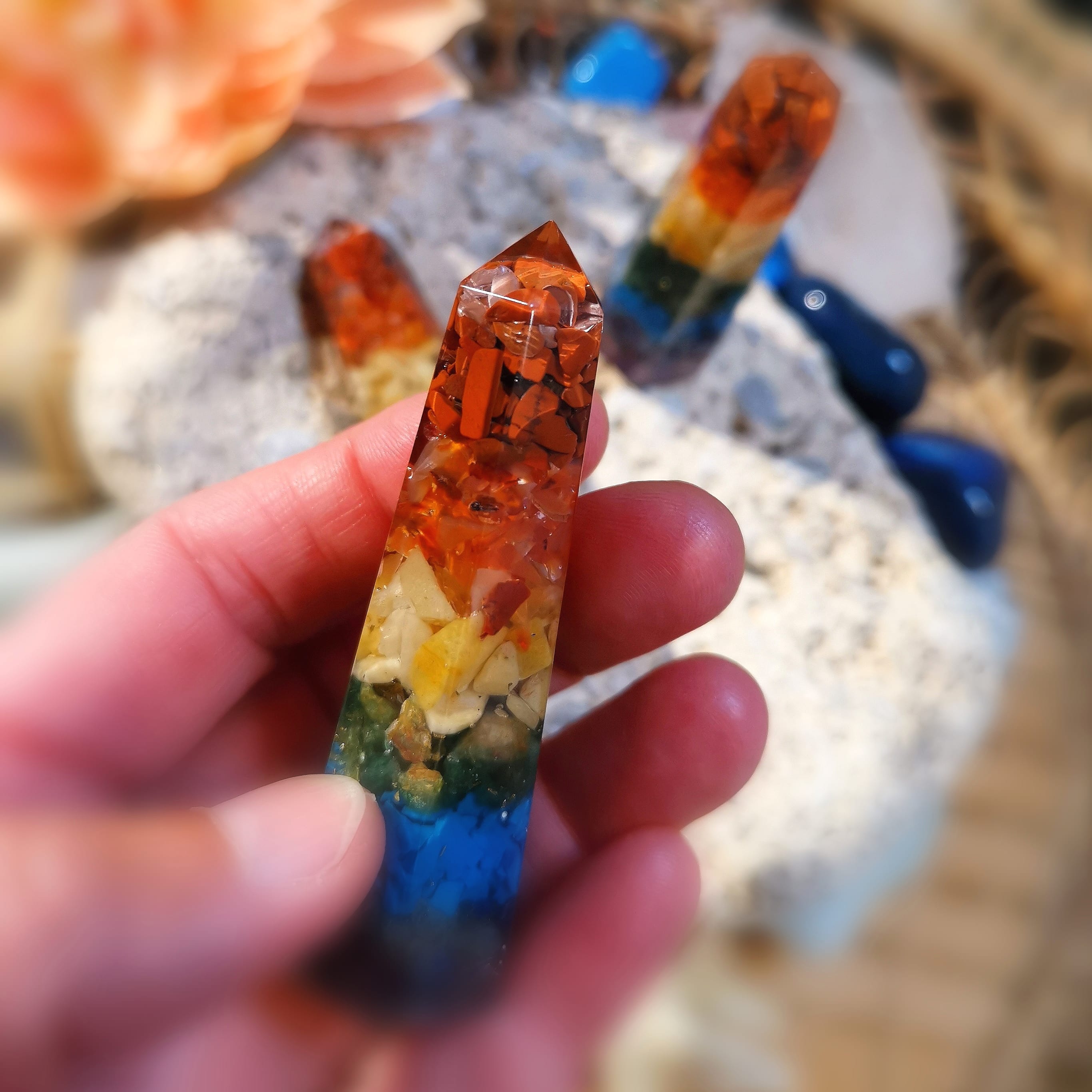 Chakra Generator Obelisk aus Orgonit, Edelsteine und Edelmetalle, bunt - neue Energie, aktiver Schutz
