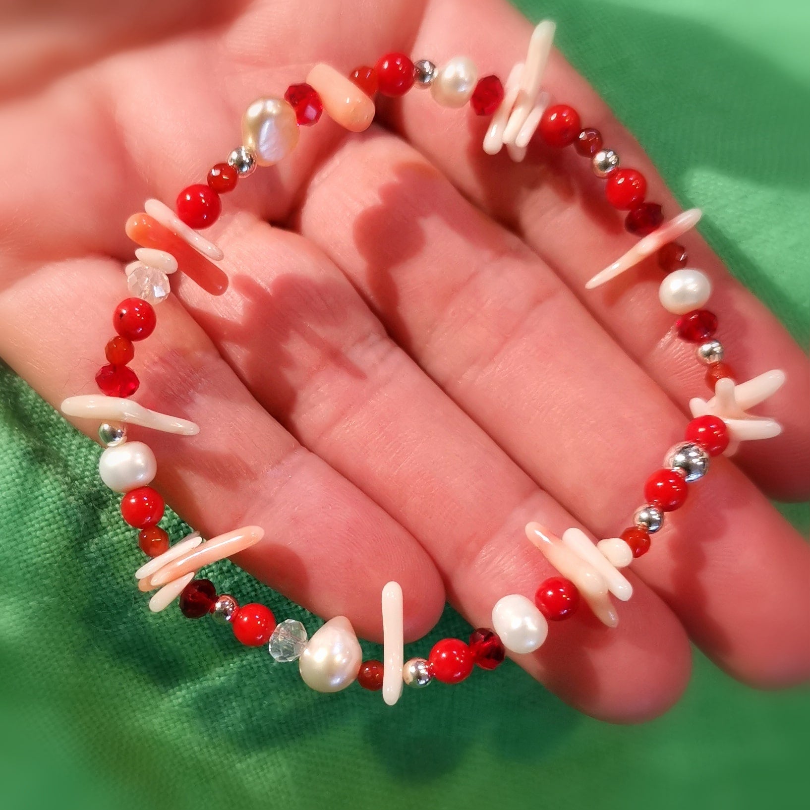 geweiht: Perle Koralle Carneol Swarovski Kristall Sterlingsilber, Heilstein Edelstein Karma Boho Armband, Licht und Liebe