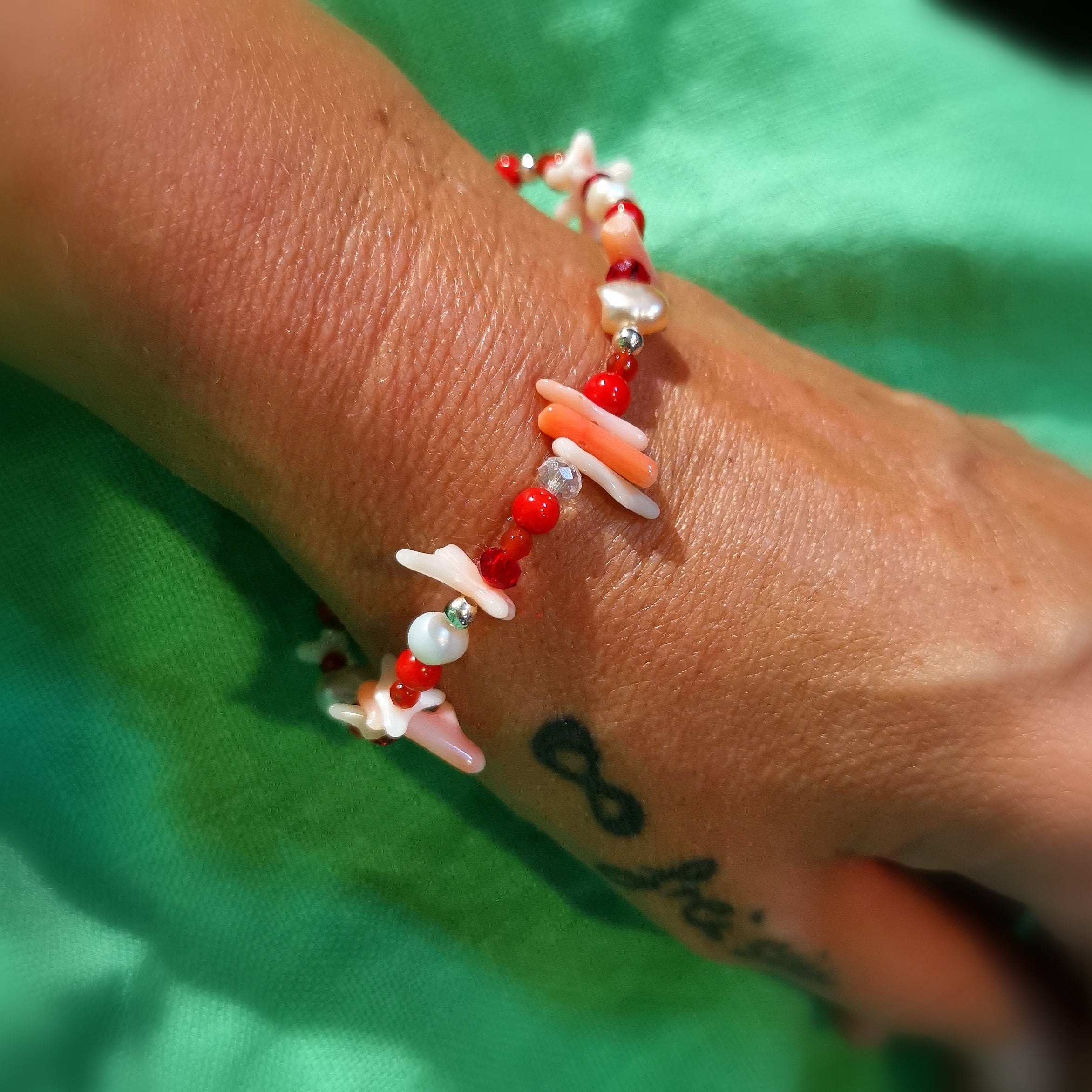 geweiht: Perle Koralle Carneol Swarovski Kristall Sterlingsilber, Heilstein Edelstein Karma Boho Armband, Licht und Liebe
