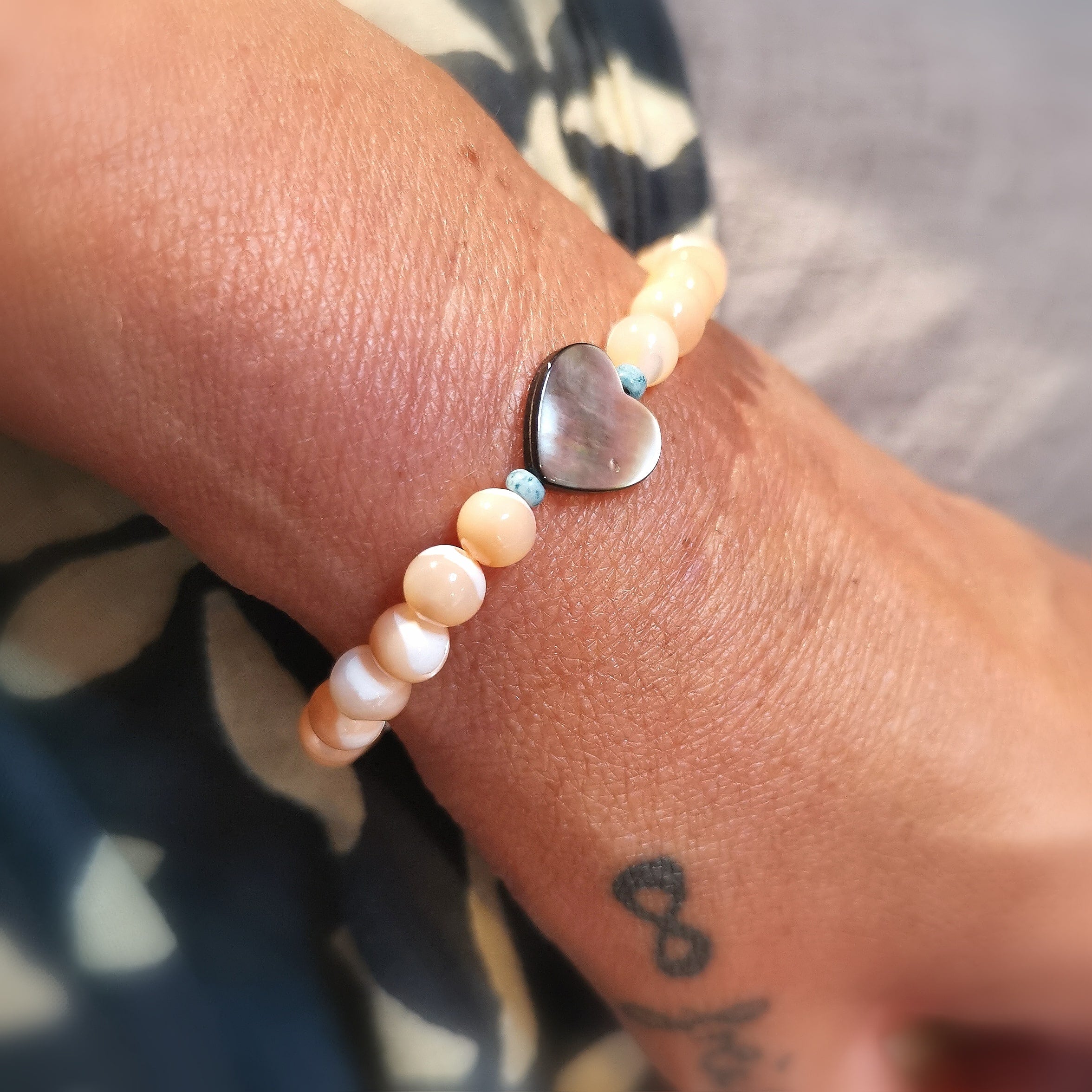 geweiht: Perlmutt Karma Herz Armband, mit Paua Muschel, Edelstein Heilstein Boho Mode, liebevoll leben