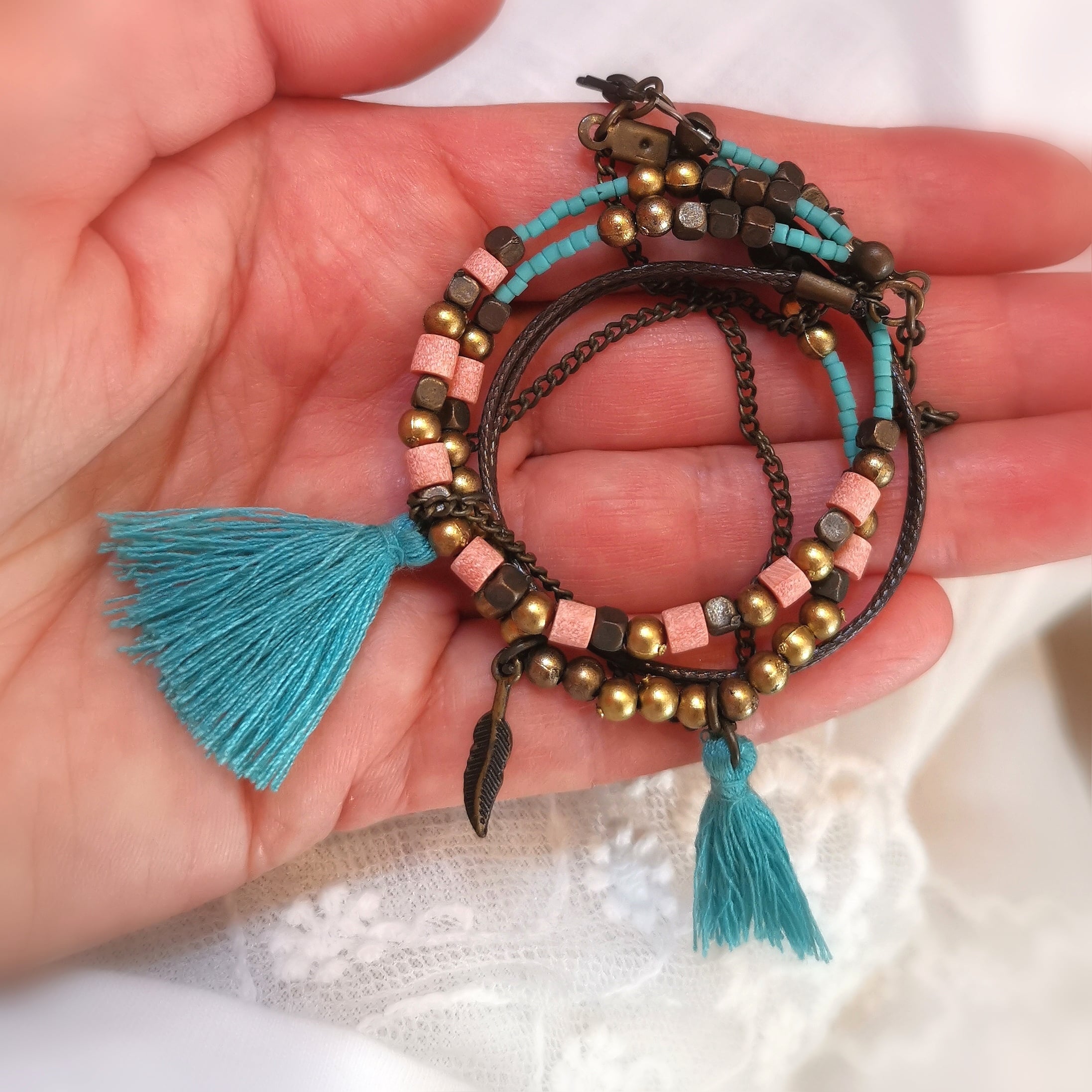Hippie Karma Schmuck Armband Türkis bunt mit Troddel Charms, Quasten - Freiheit und Inspiration