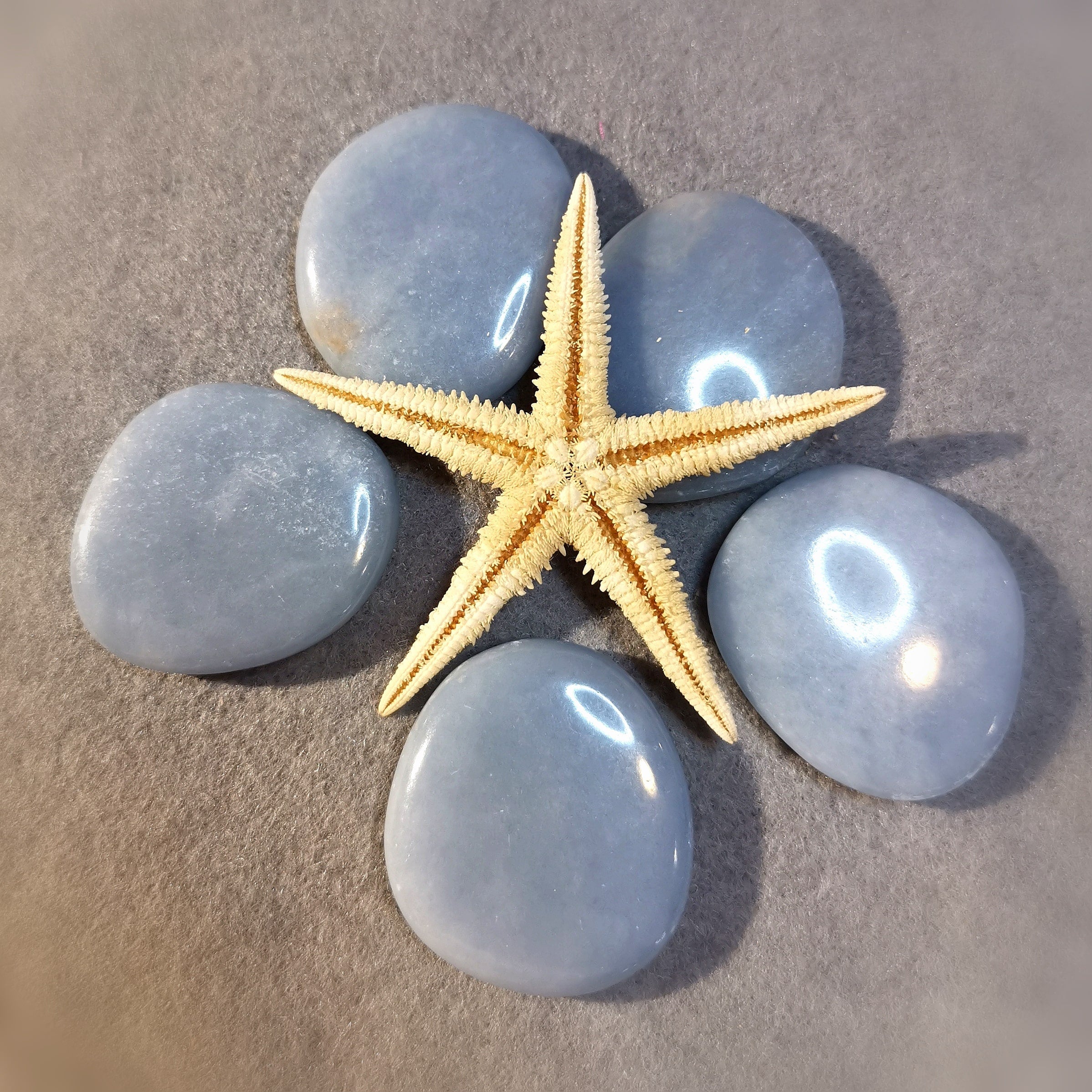 Angelit geweiht Scheibenstein, Heilstein Edelstein zur Meditation und Entspannung - Reiki, Yoga, Meditation - Licht und Liebe