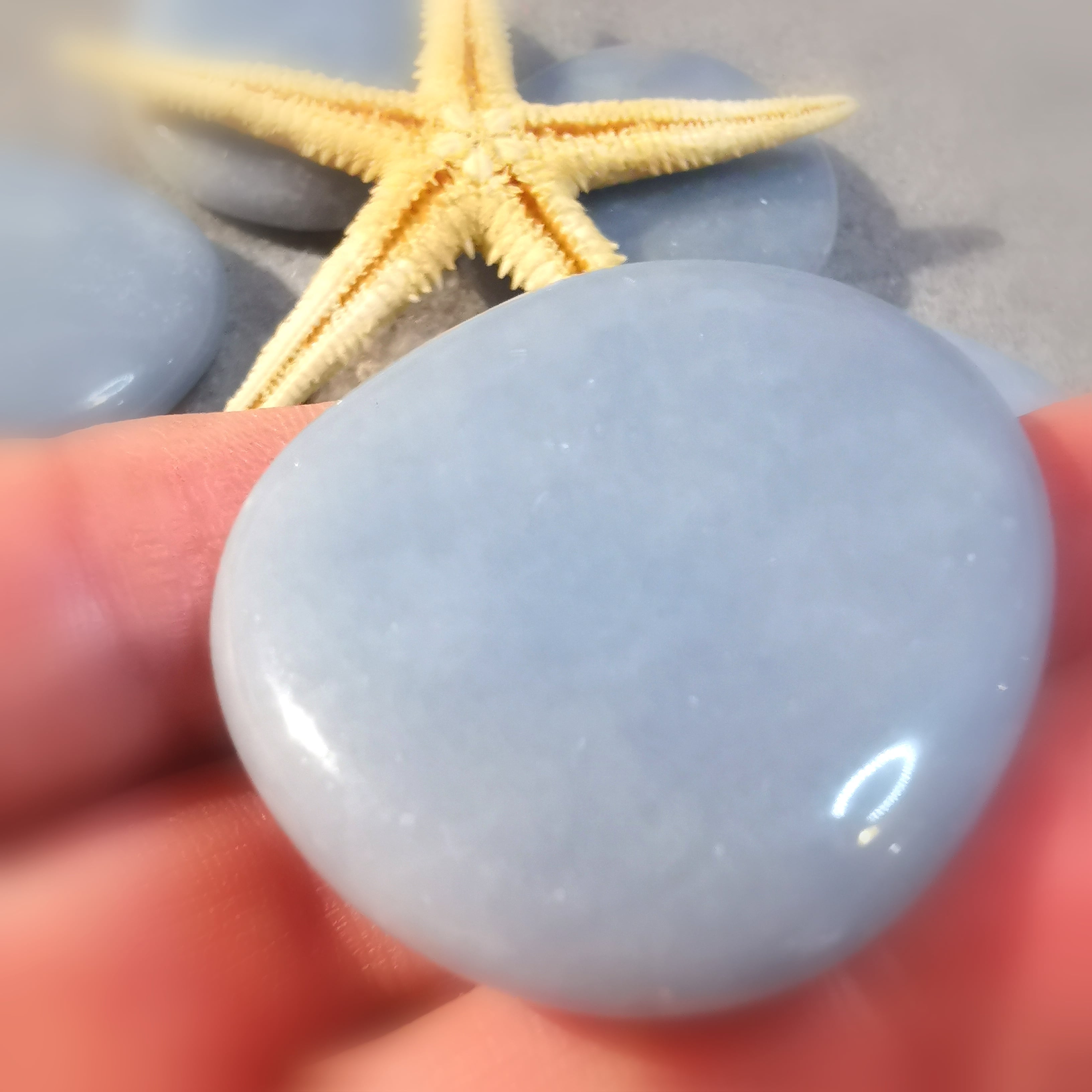 Angelit geweiht Scheibenstein, Heilstein Edelstein zur Meditation und Entspannung - Reiki, Yoga, Meditation - Licht und Liebe