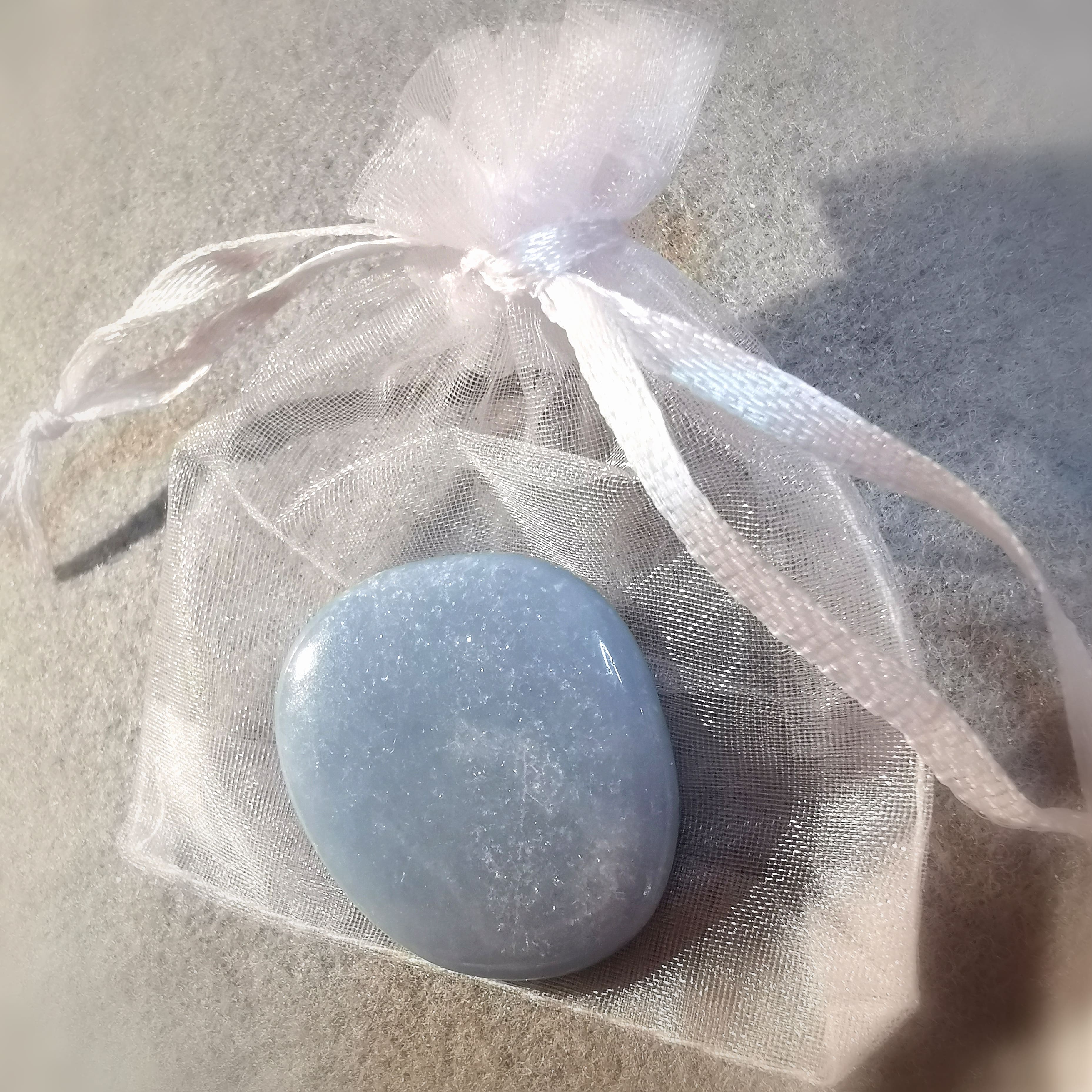 Angelit geweiht Scheibenstein, Heilstein Edelstein zur Meditation und Entspannung - Reiki, Yoga, Meditation - Licht und Liebe