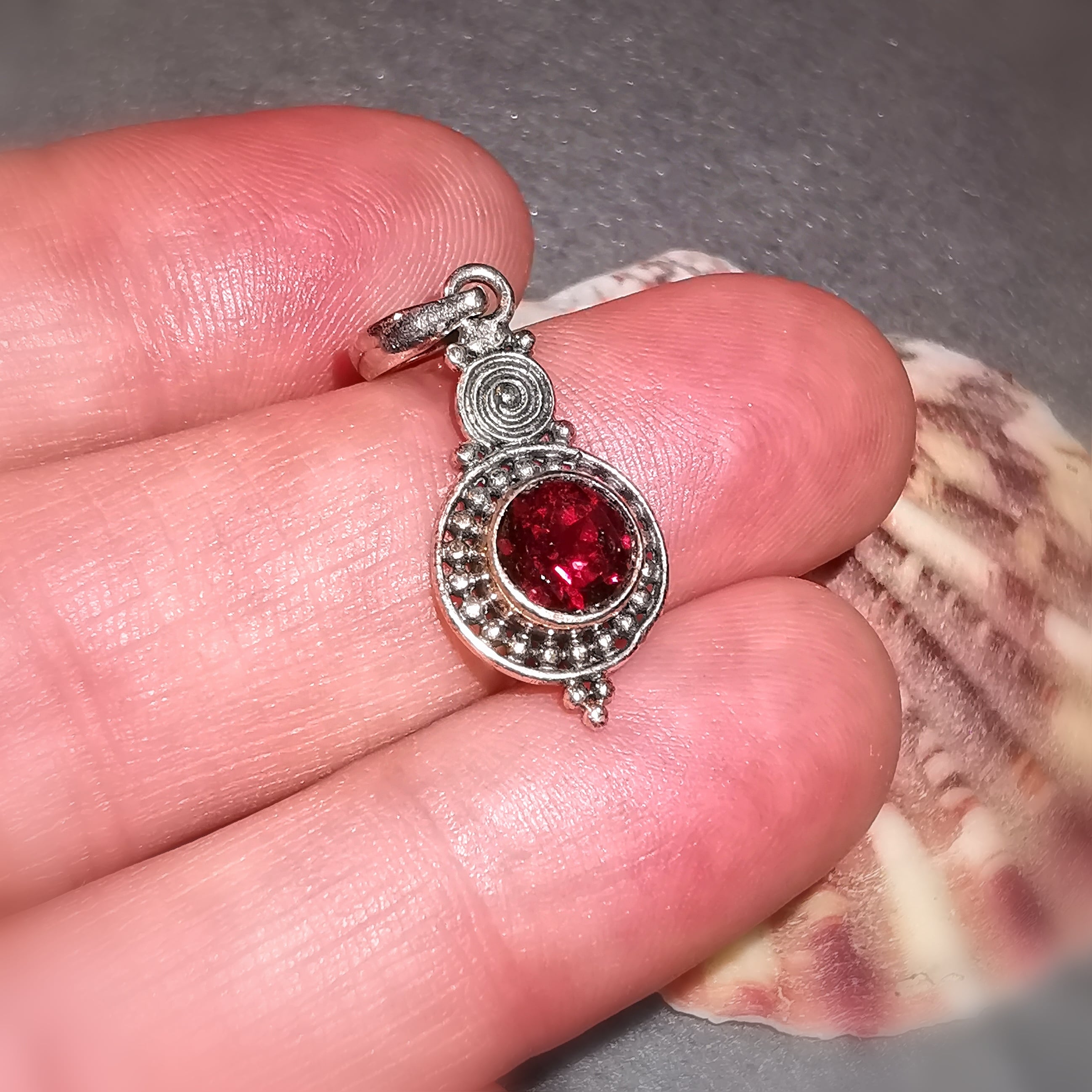 Granat Edelstein Heilstein Sterlingsilber Bali Design Anhänger, geweiht, innige Liebe