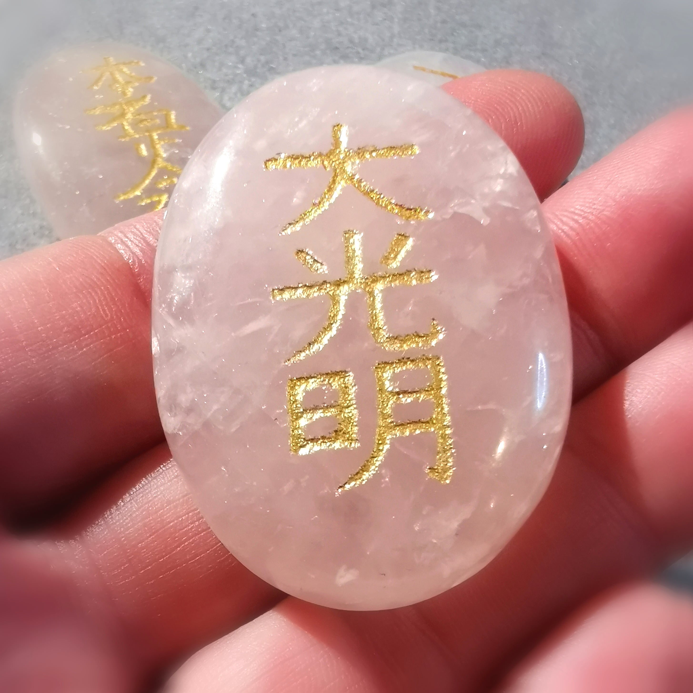 Rosenquarz Edelstein Handschmeichler, Reiki - Licht und Liebe, geweiht Heilsteine, Entspannung und Meditation