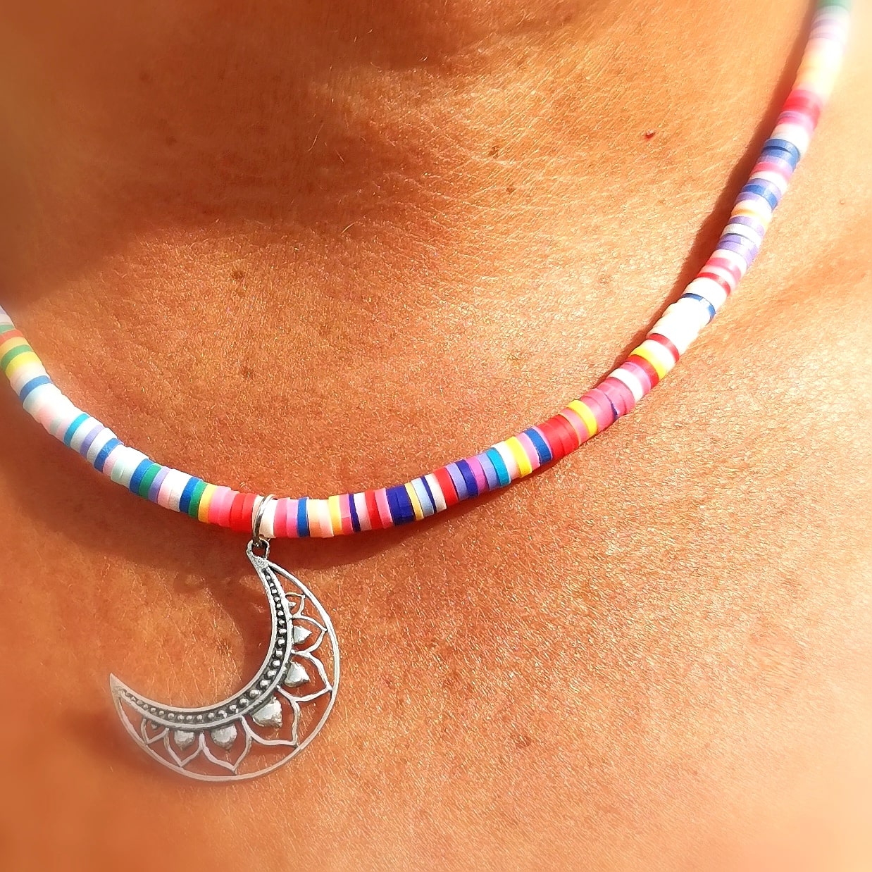 regenbogen bunt: Clay Gummi Silikon Disc Kette / Halskette in Chakra Farben, geweiht, Lebensfreude