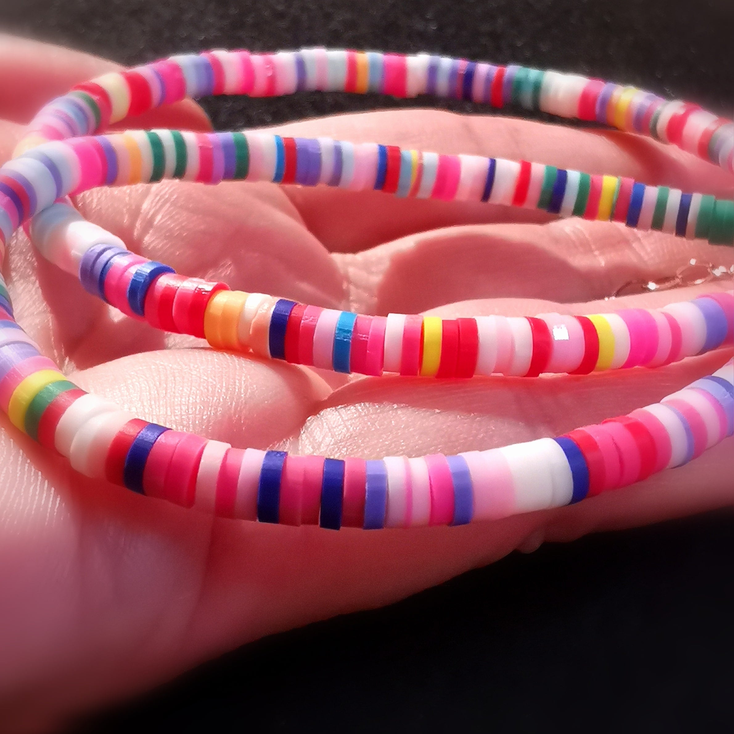 regenbogen bunt: Clay Gummi Silikon Disc Kette / Halskette in Chakra Farben, geweiht, Lebensfreude