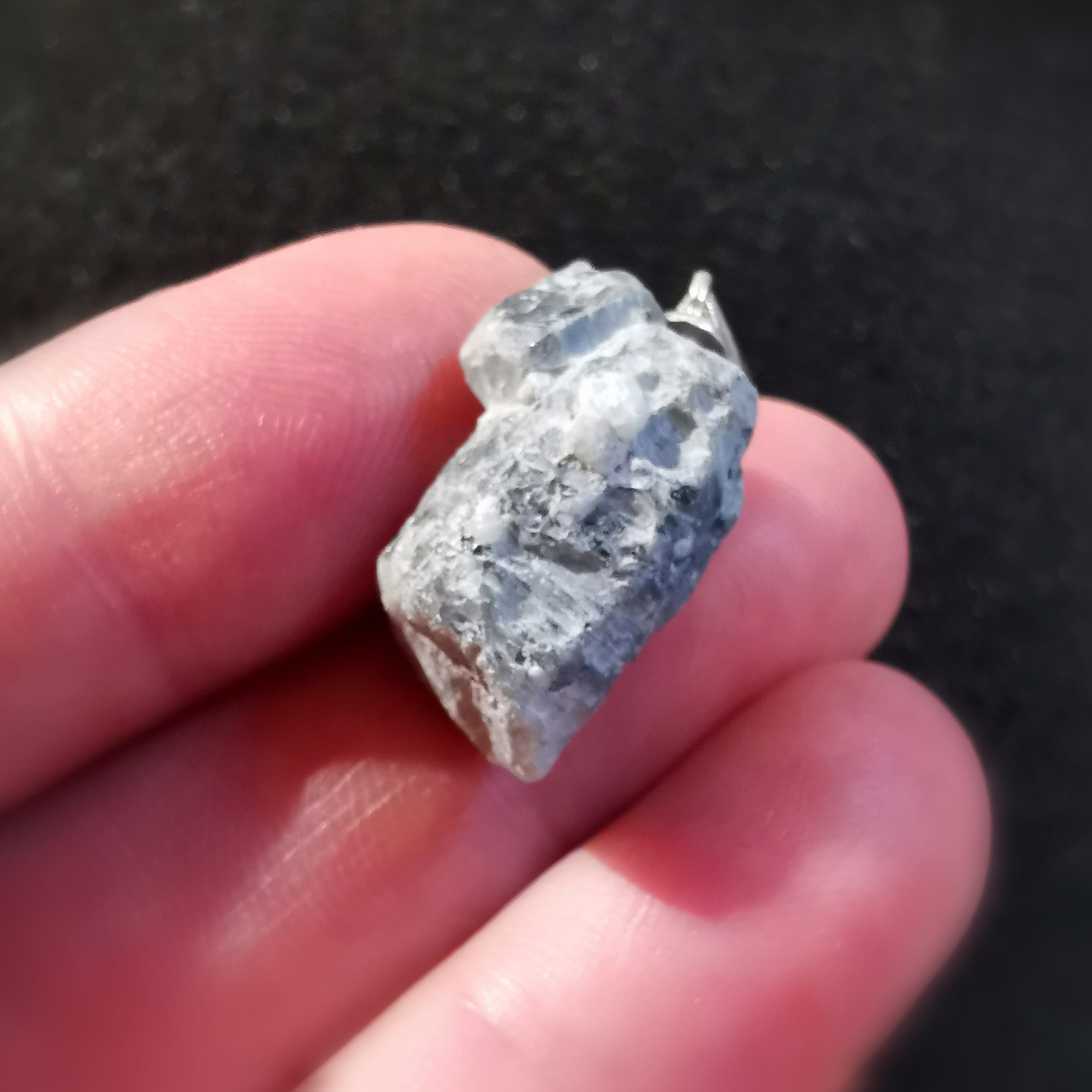 Saphir Rohstein Ketten Schmuck Anhänger, Edelstein Heilstein geweiht, Klarheit und Intuition