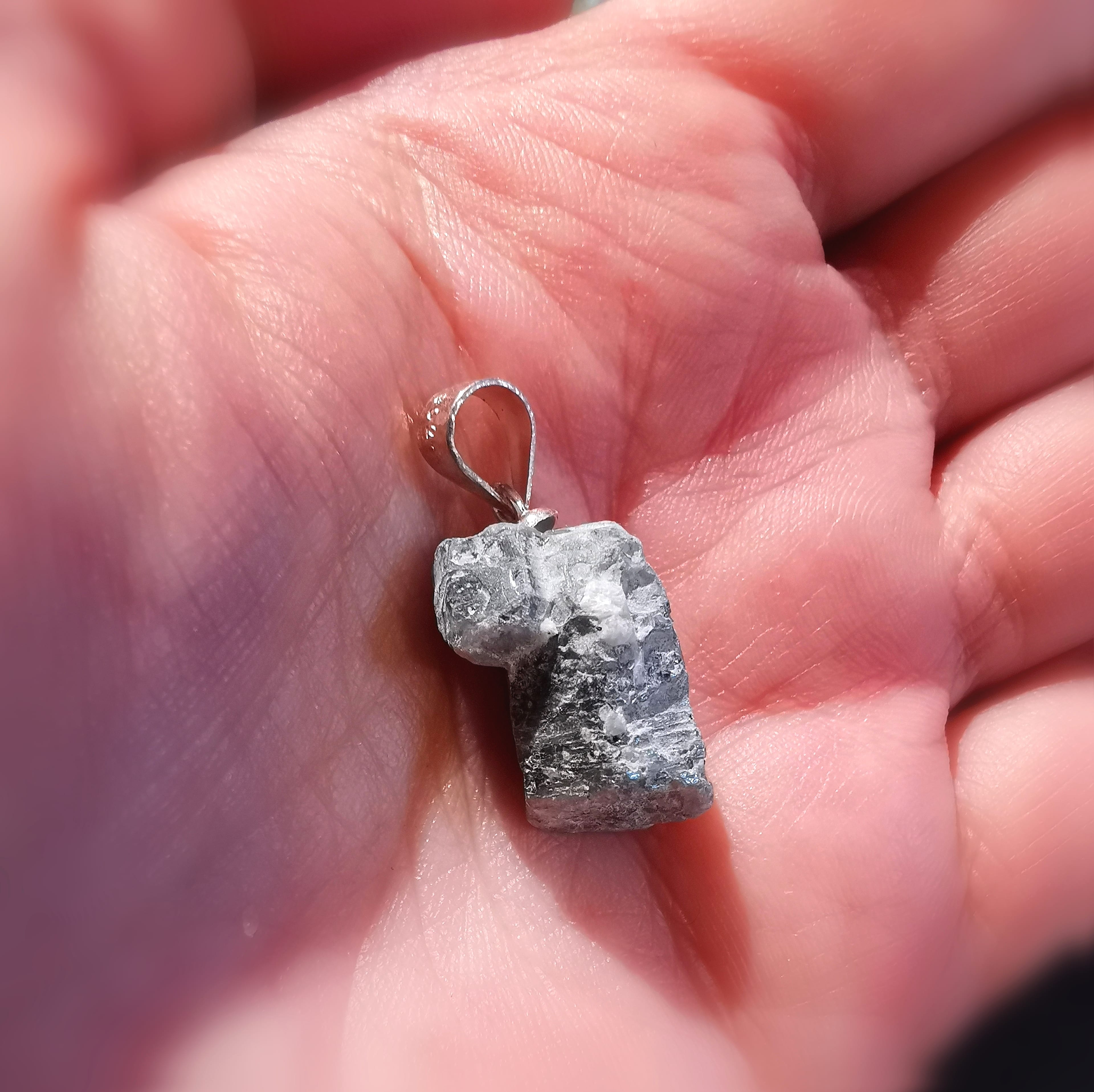Saphir Rohstein Ketten Schmuck Anhänger, Edelstein Heilstein geweiht, Klarheit und Intuition