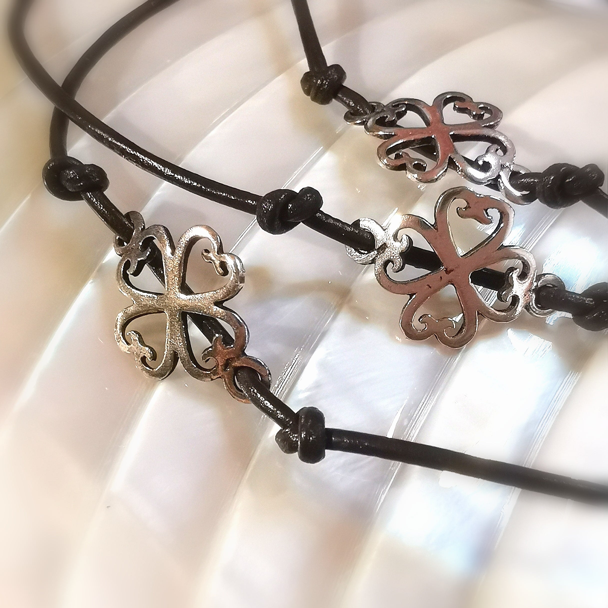 Glückskind Kleeblatt Glückskleeblatt Karma Armband, Leder Sterlingsilber, geweiht mit Licht und Liebe