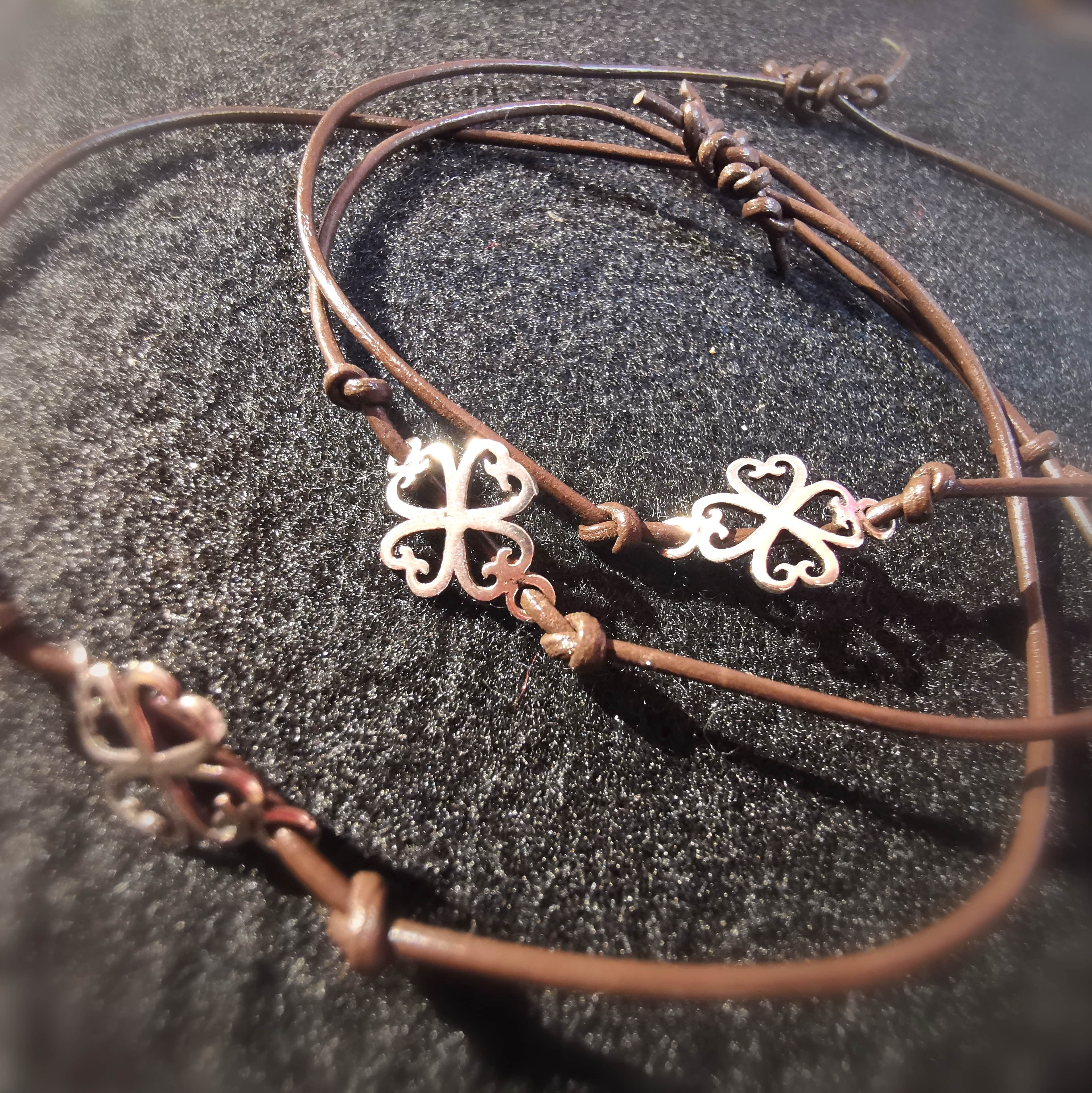Glückskind Kleeblatt Glückskleeblatt Karma Armband, Leder Sterlingsilber, geweiht mit Licht und Liebe