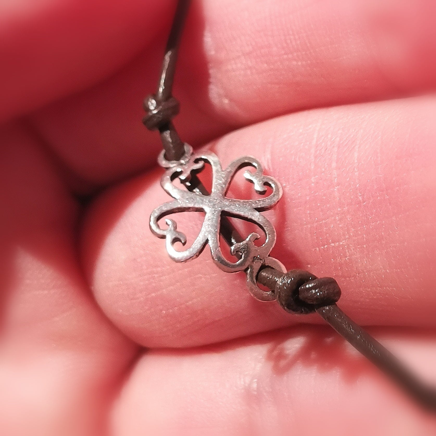 Glückskind Kleeblatt Glückskleeblatt Karma Armband, Leder Sterlingsilber, geweiht mit Licht und Liebe
