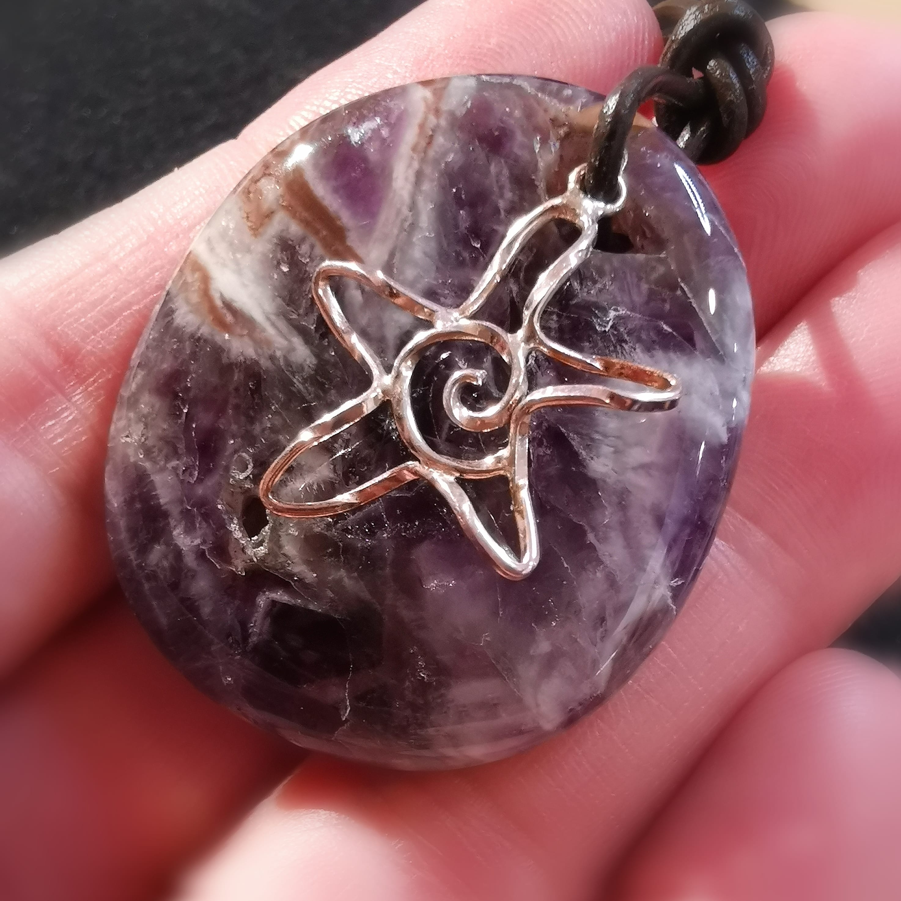 Amethyst Chevron Edelstein Leder Kette, Design Seestern Krafttier Karma Heilstein Schmuck Unikat, Glaube und Hoffnung