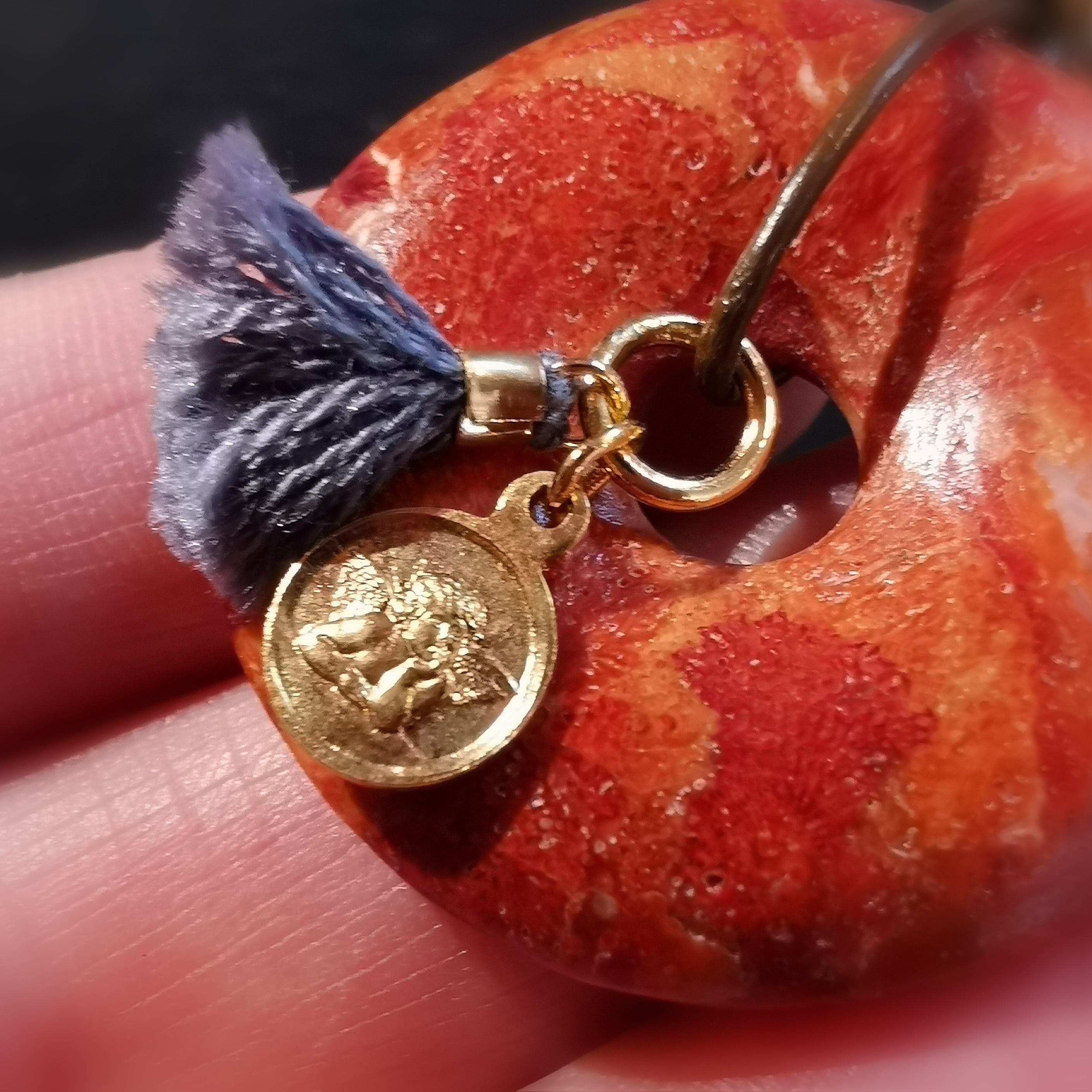 rote Koralle Lebenskreis Donut Edelstein Leder Kette mit Engel Amulett vergoldet, geweiht - Harmonie