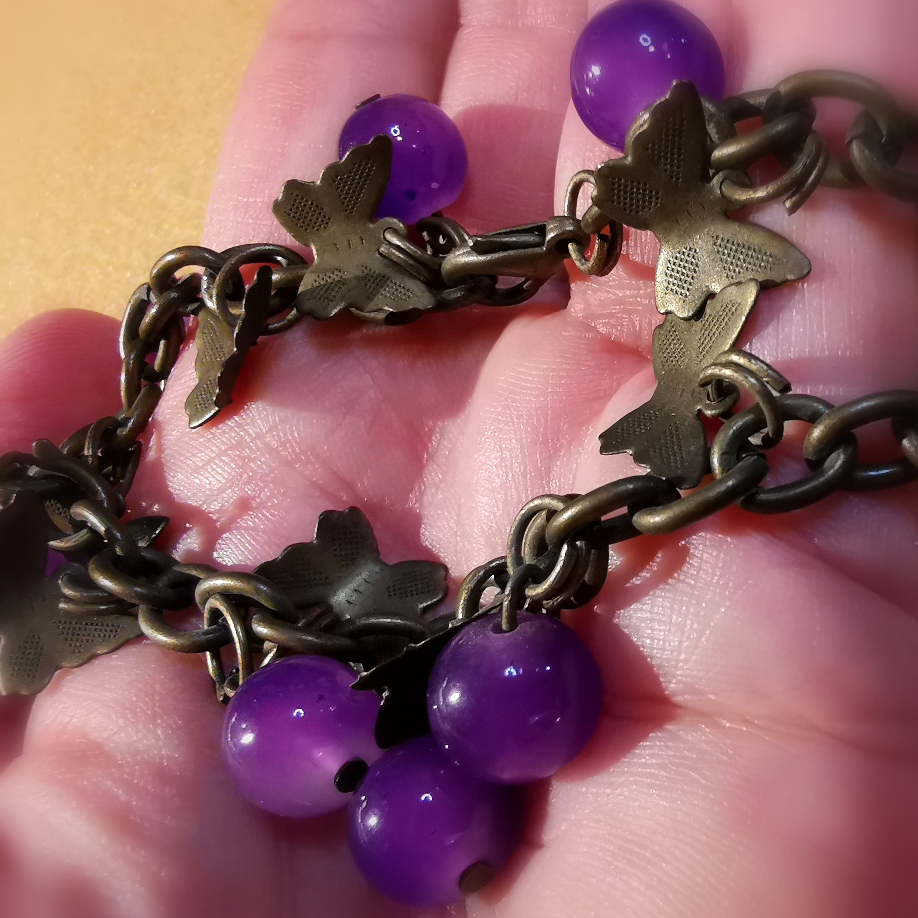 Schmetterlinge Krafttier und Lila Perlen, Boho Bijou Schmuck Armband, Messing und Kunstdesign